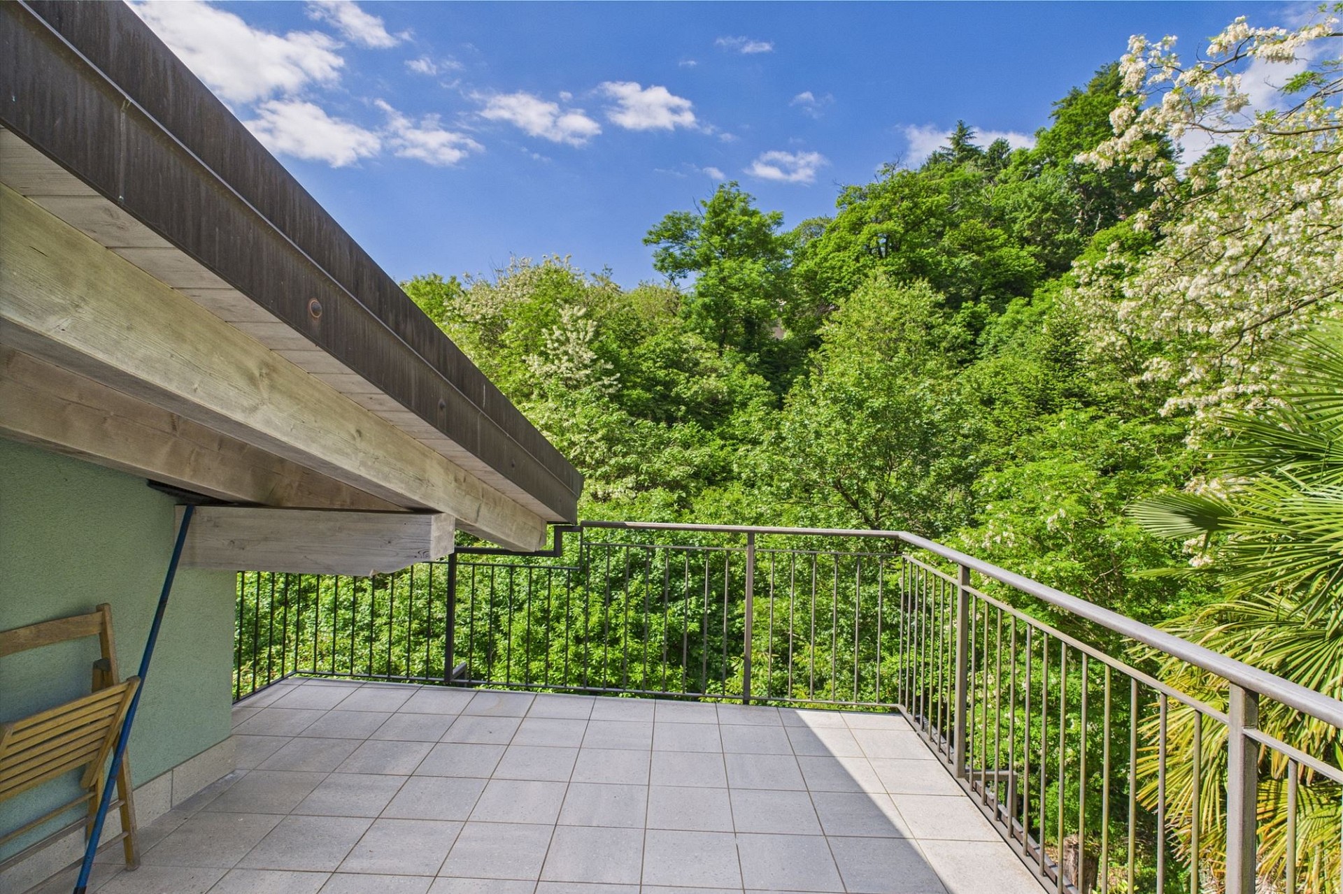 Balkon mit Waldblick