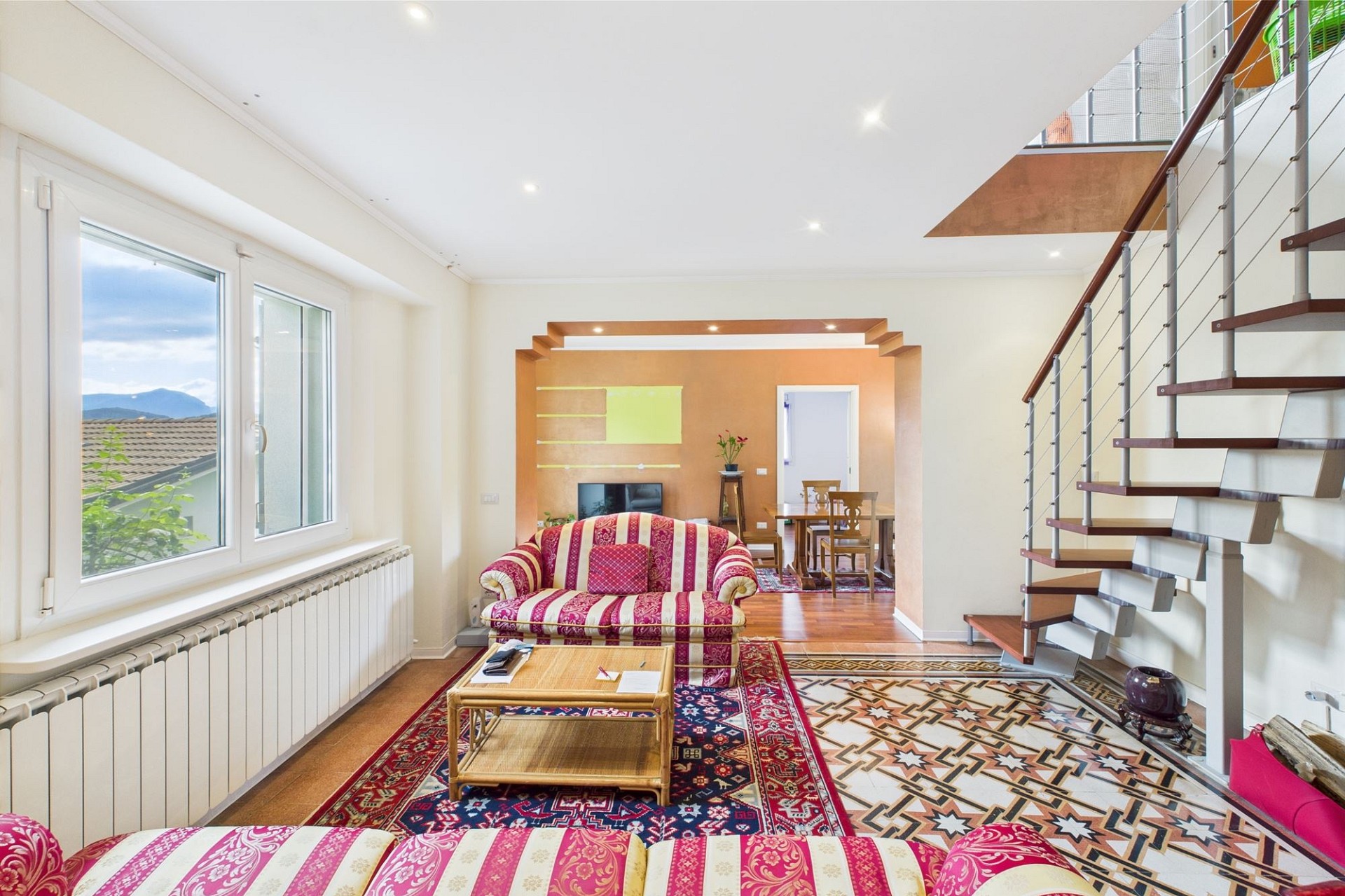 Heller Wohnbereich mit Treppe und Blick ins Esszimmer