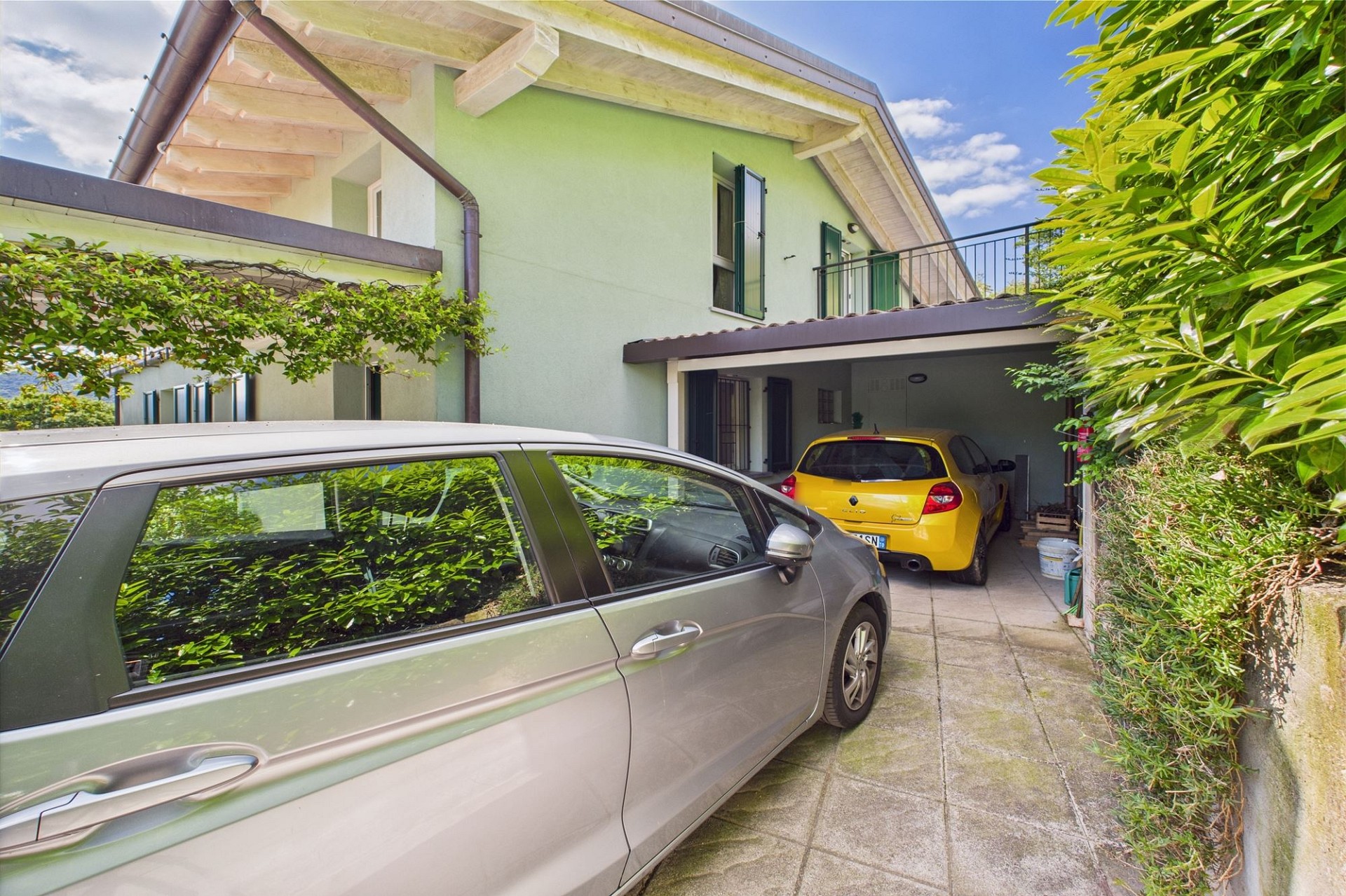 Außenansicht eines Hauses mit überdachtem Stellplatz