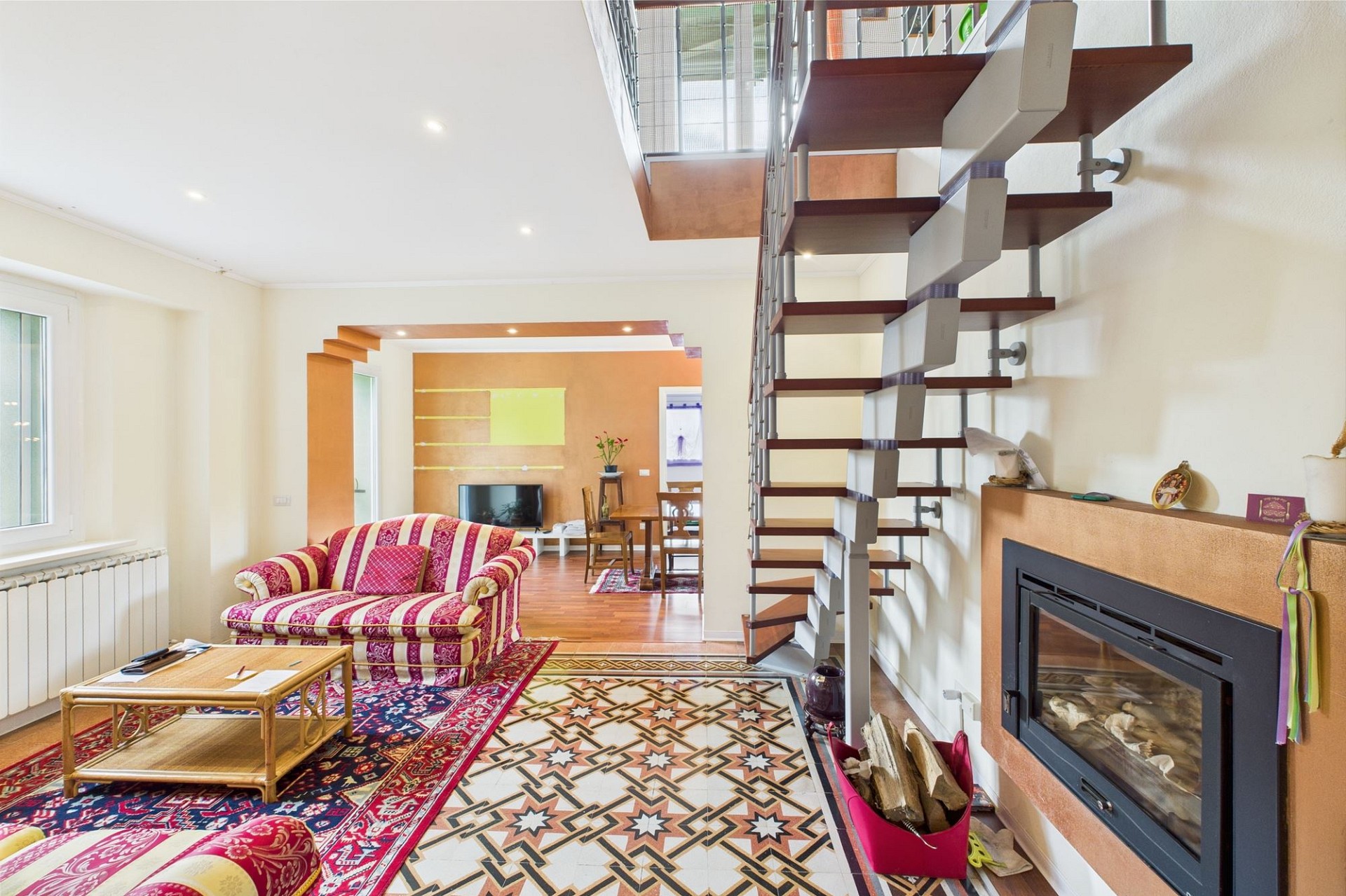 Helles Wohnzimmer mit Treppe und Kamin