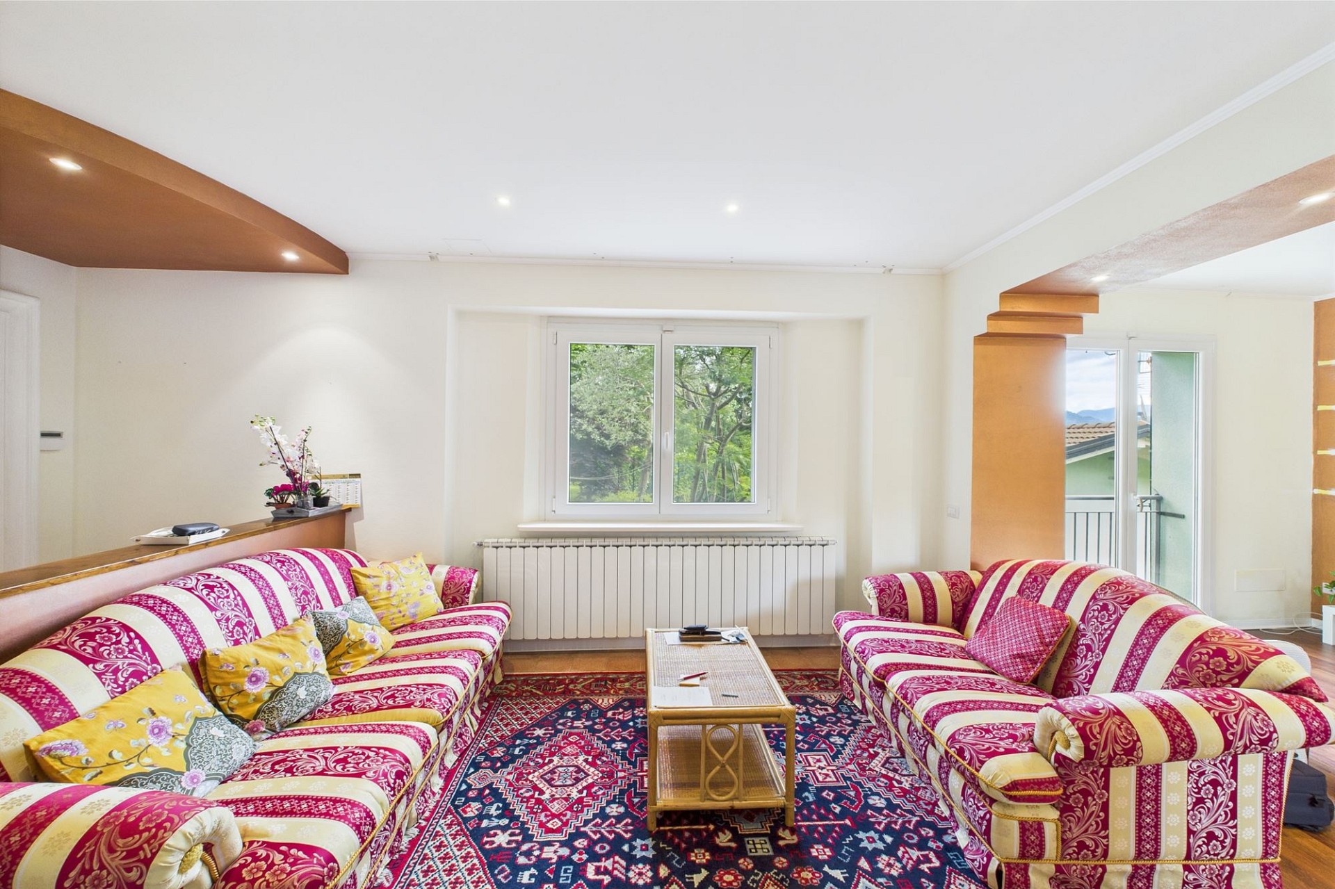 Heller Wohnraum mit farbigen Sofas