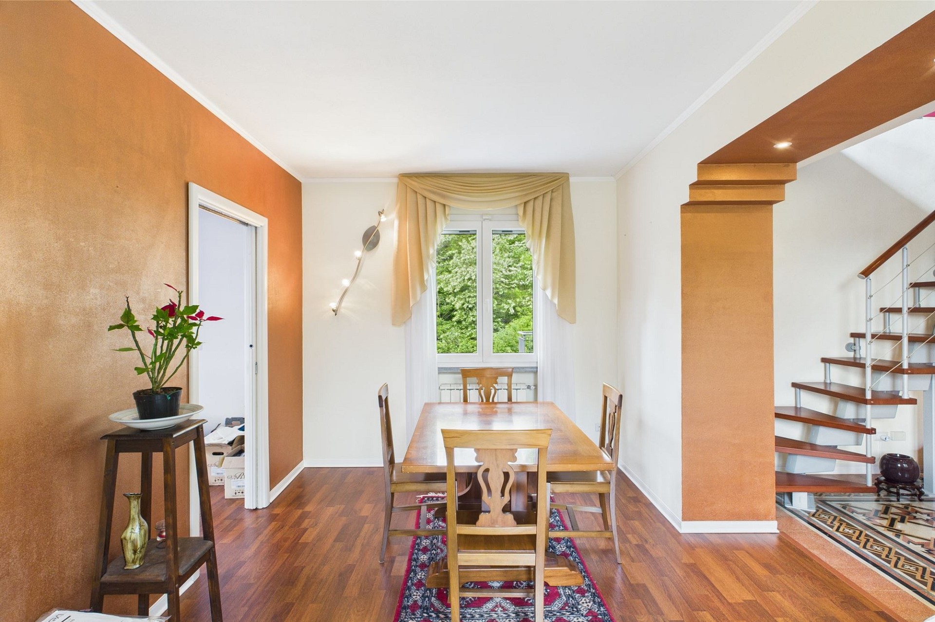 Esszimmer mit Treppe und Fensterblick