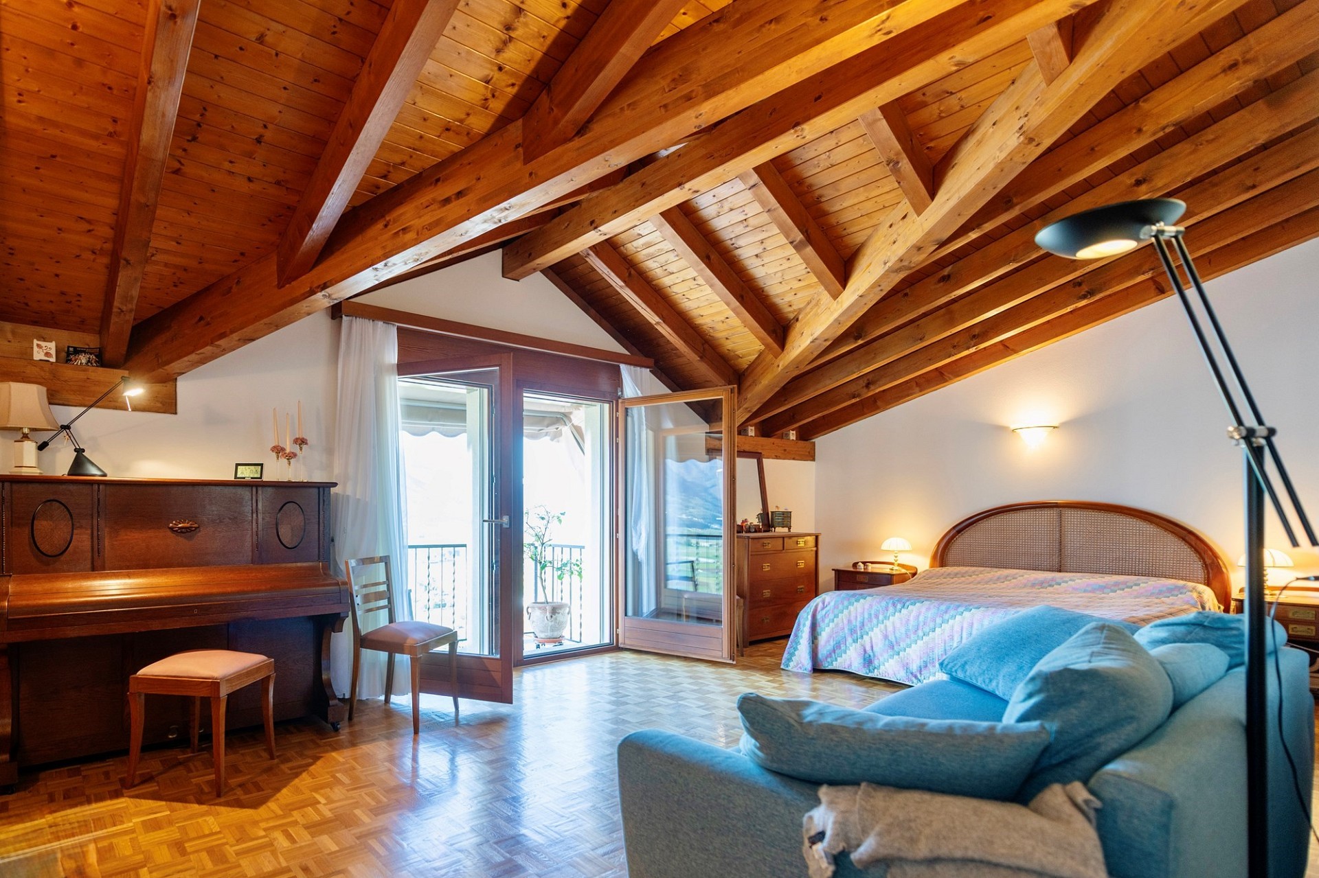 Gemütliches Dachgeschoss-Schlafzimmer mit Holzbalken