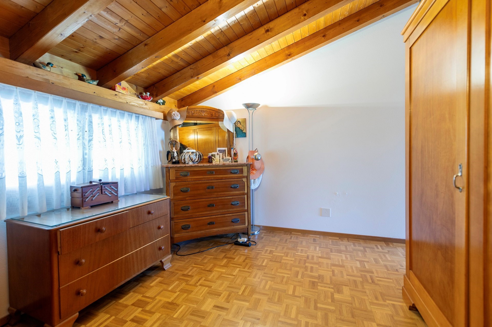 Dachzimmer mit Holzvertäfelung