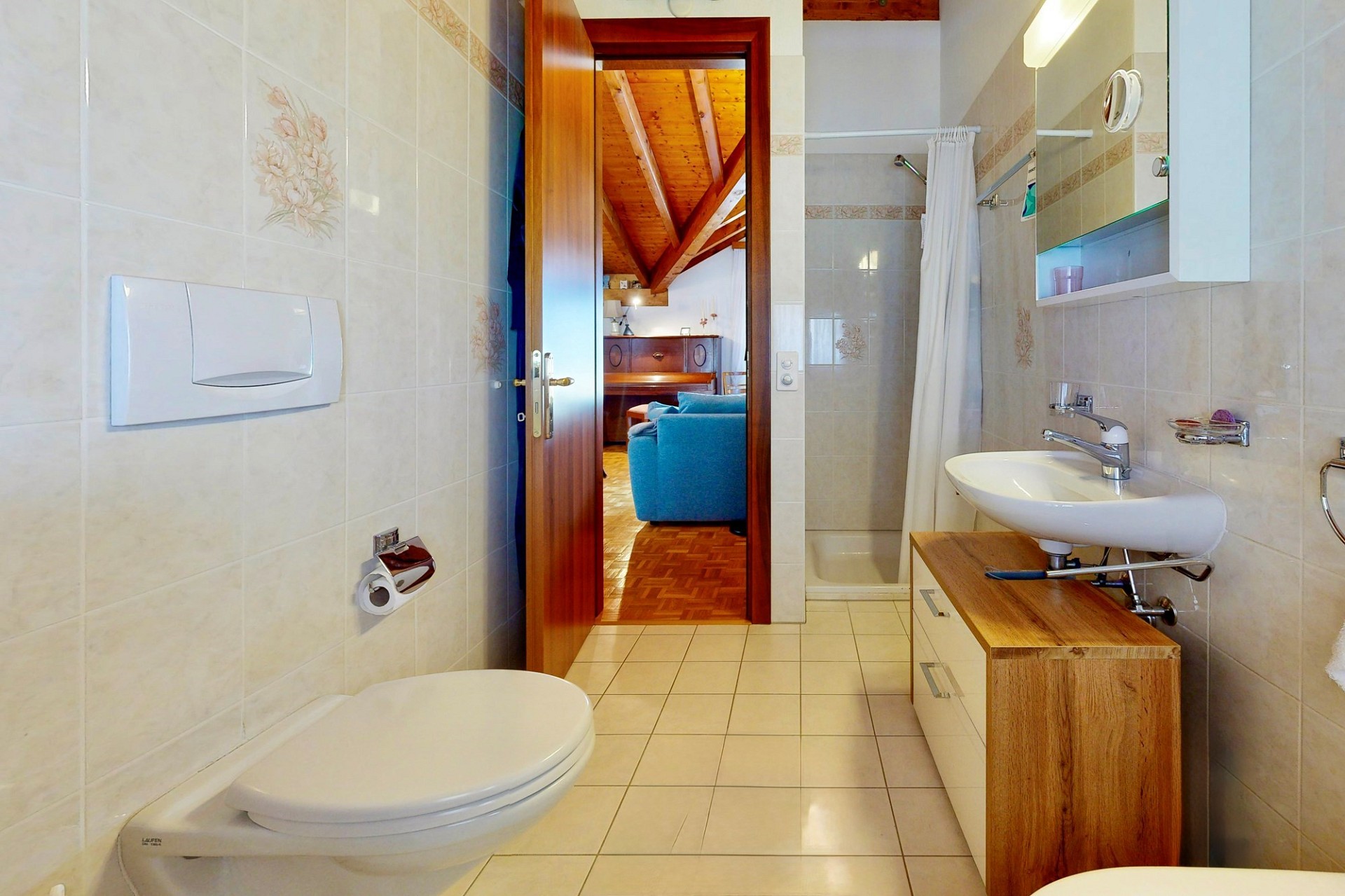 Bad mit Dusche und WC
