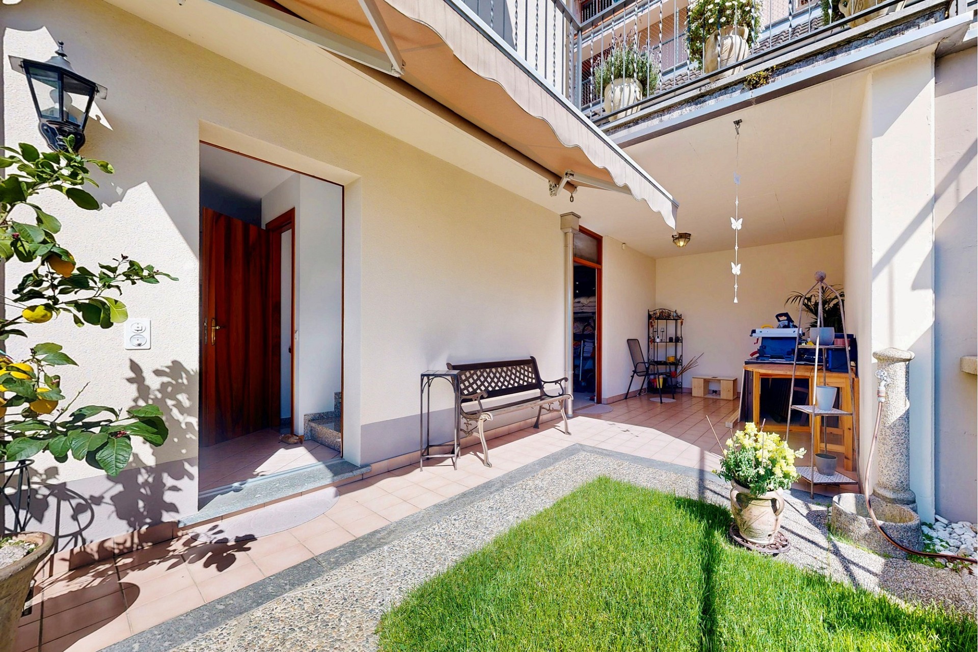 Überdachte Patio-Terrasse mit kleinem Gartenbereich