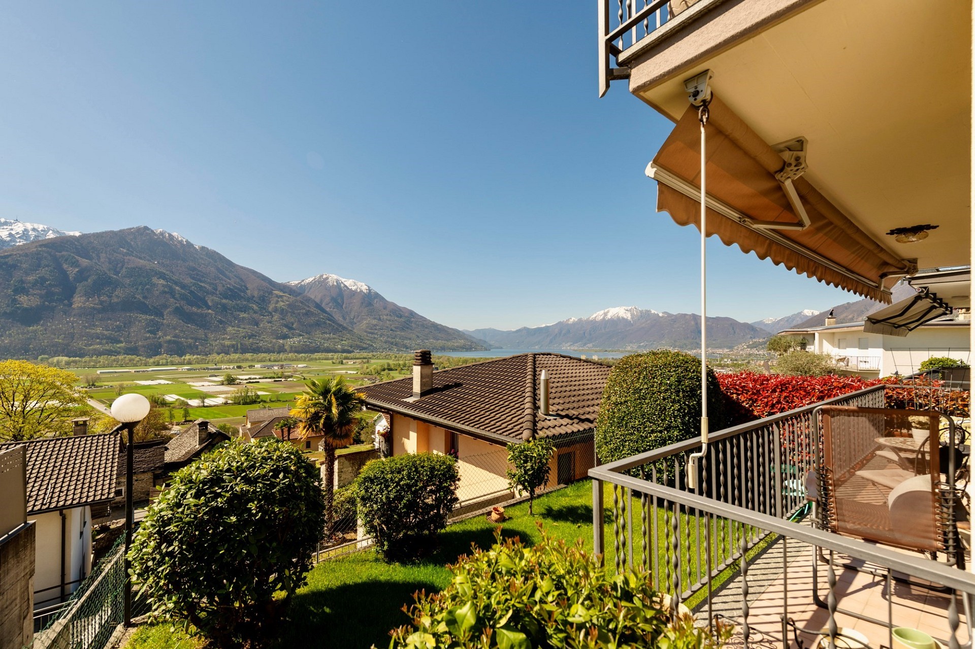 Balkon mit Seeblick und Bergpanorama