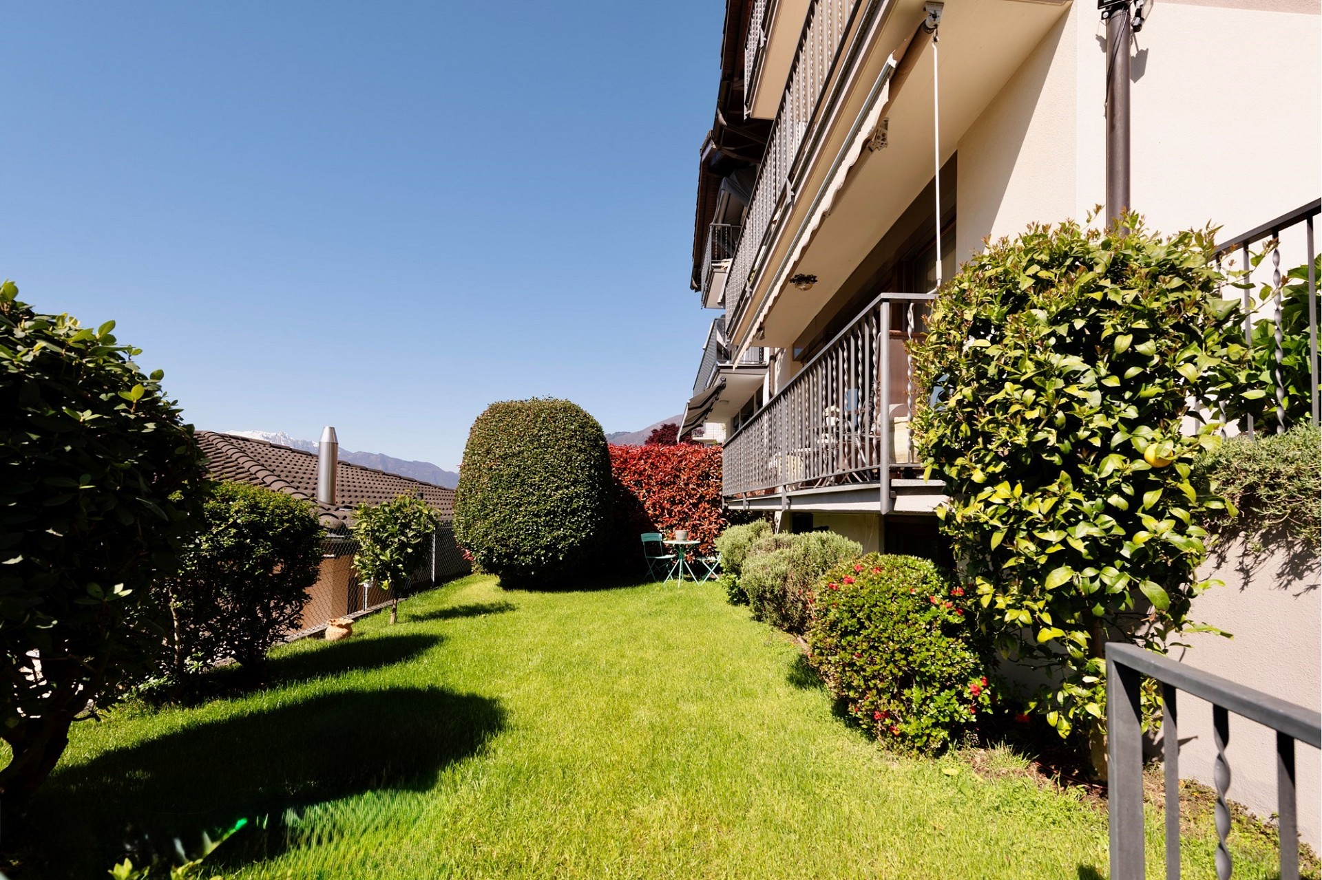 Garten mit Balkon an einem Wohnhaus