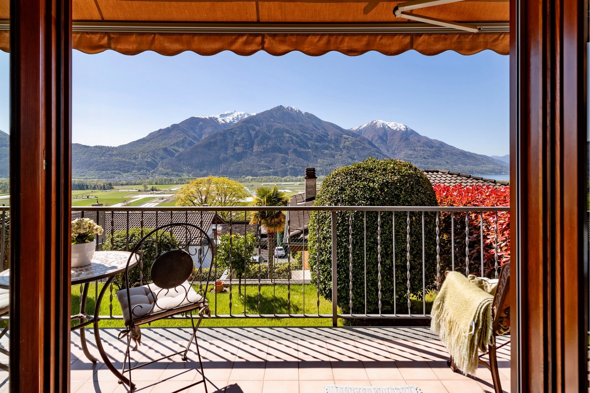 Balkon mit Bergpanorama
