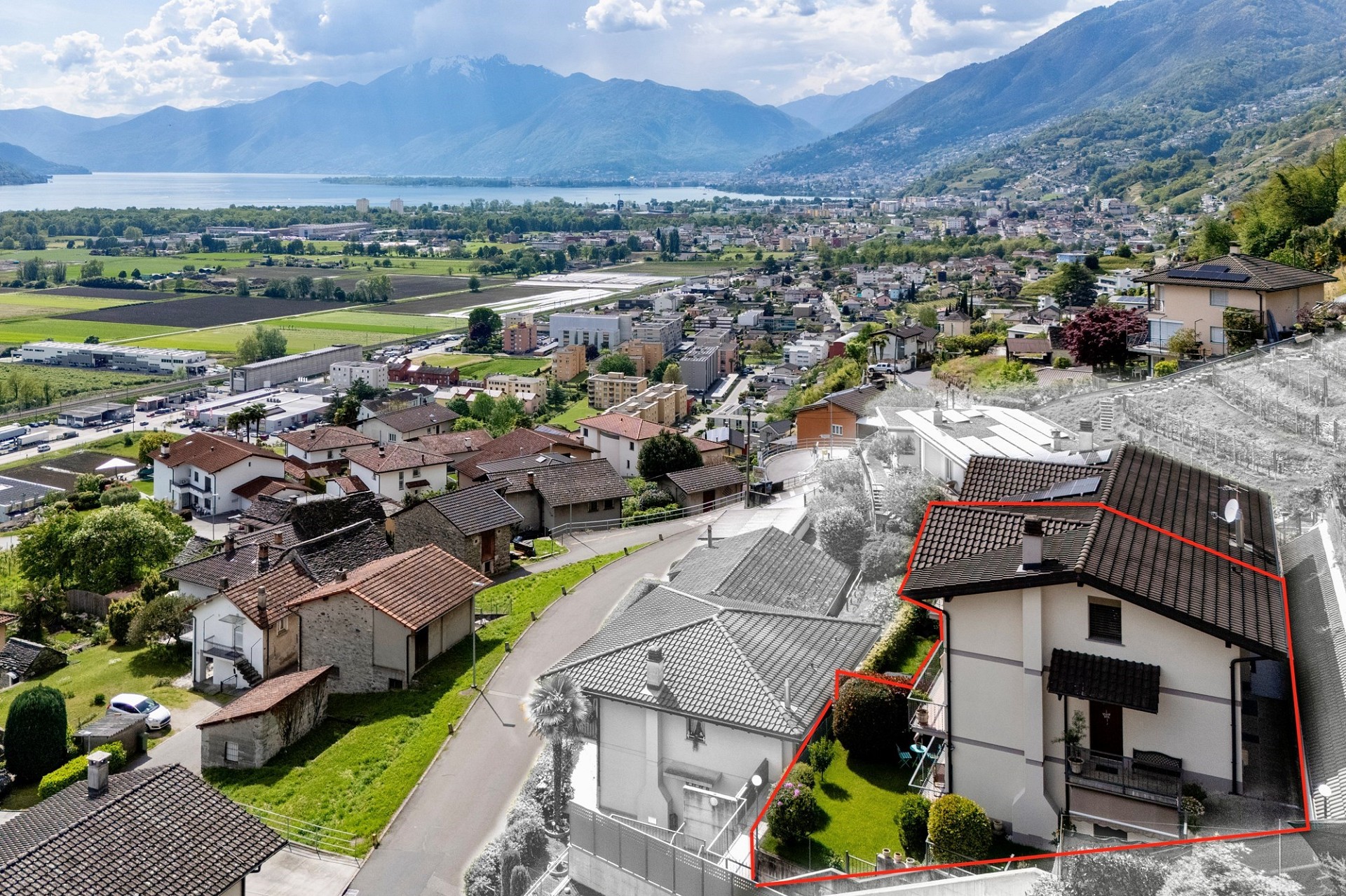 Luftaufnahme eines Wohnhauses mit Seeblick