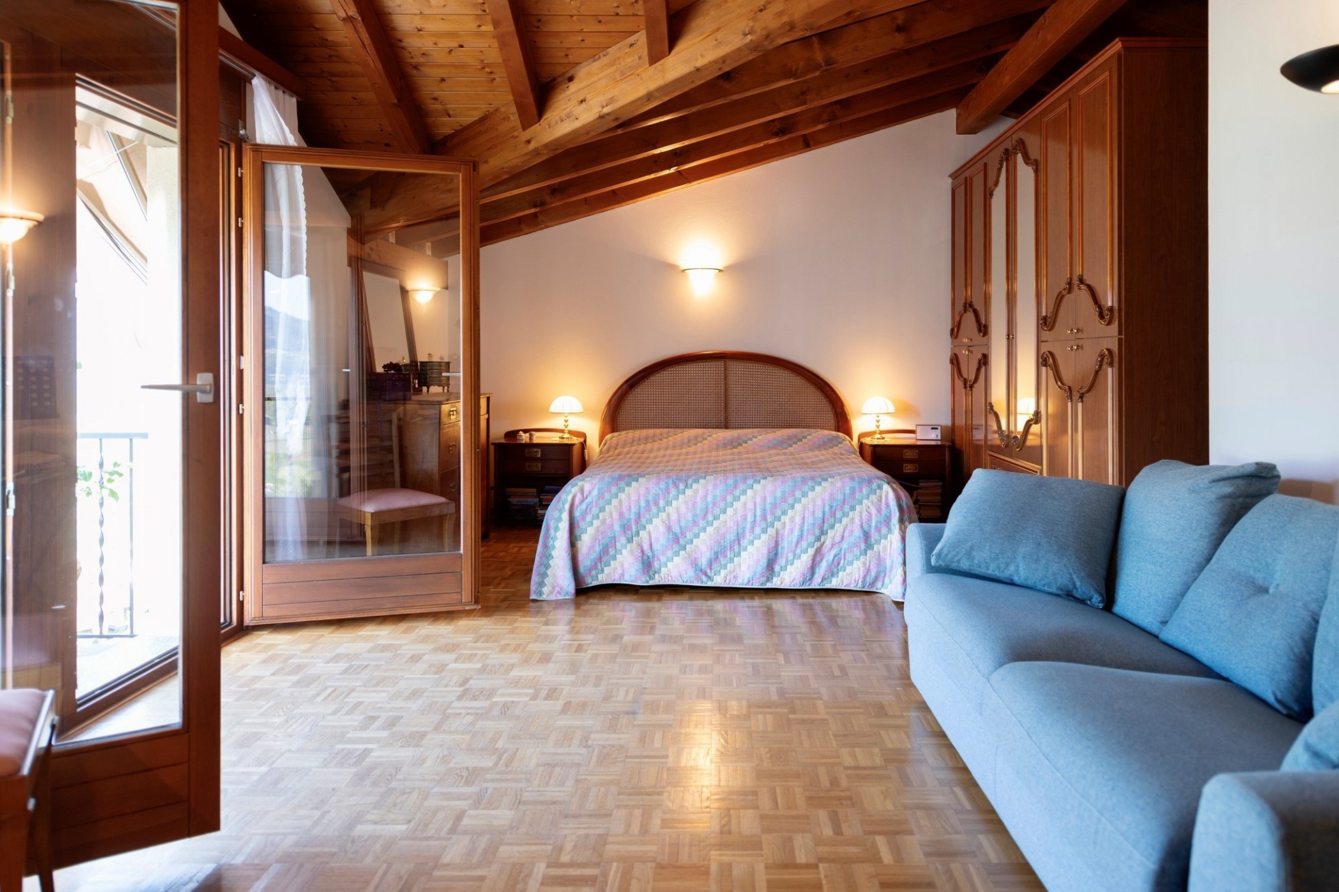 Gemütliches Schlafzimmer mit Holzbalkendecke
