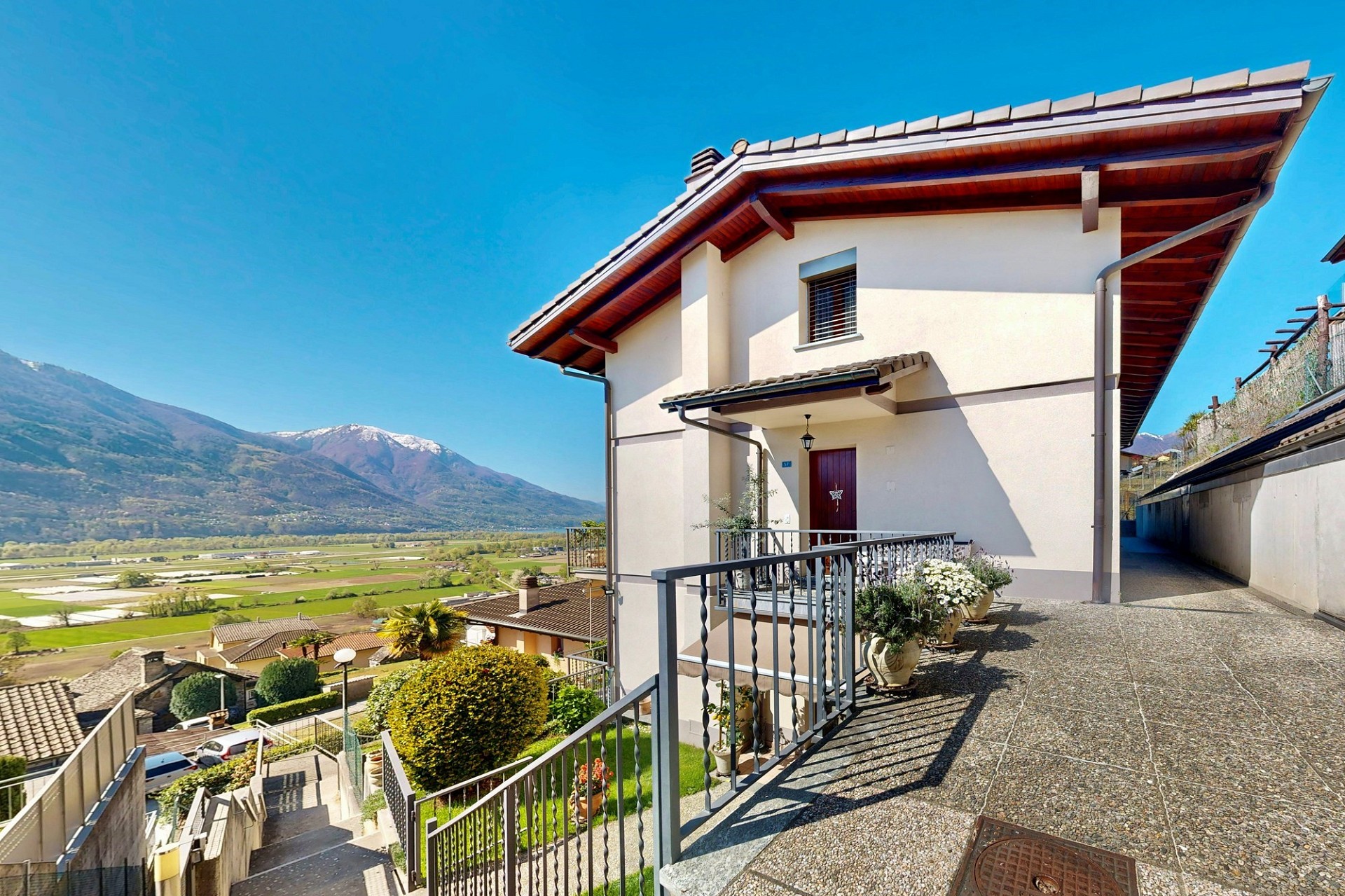 Außenansicht eines Hauses mit Bergblick