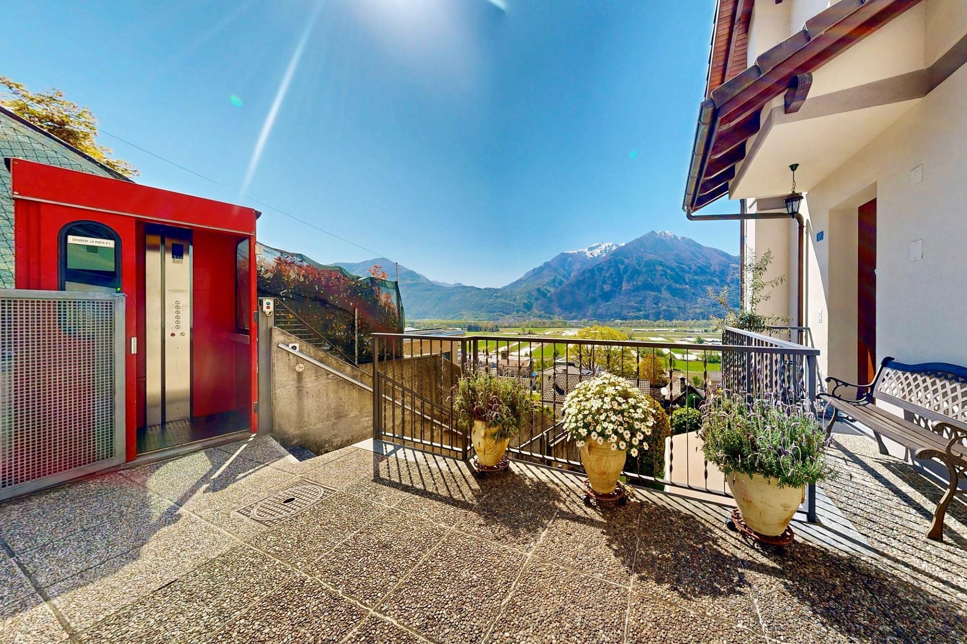 Balkonterrasse mit Bergblick