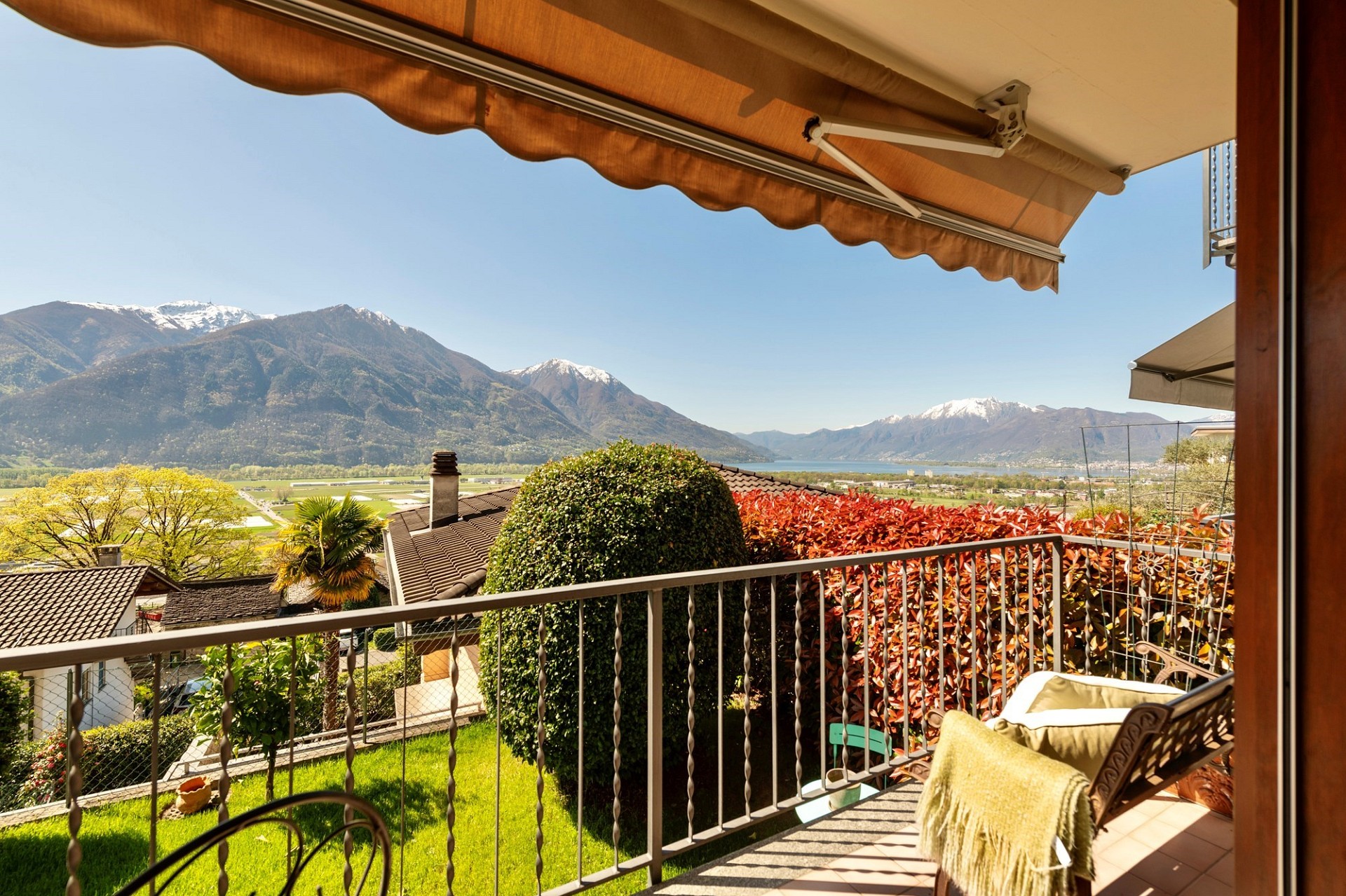 Balkon mit Berg- und Seeblick