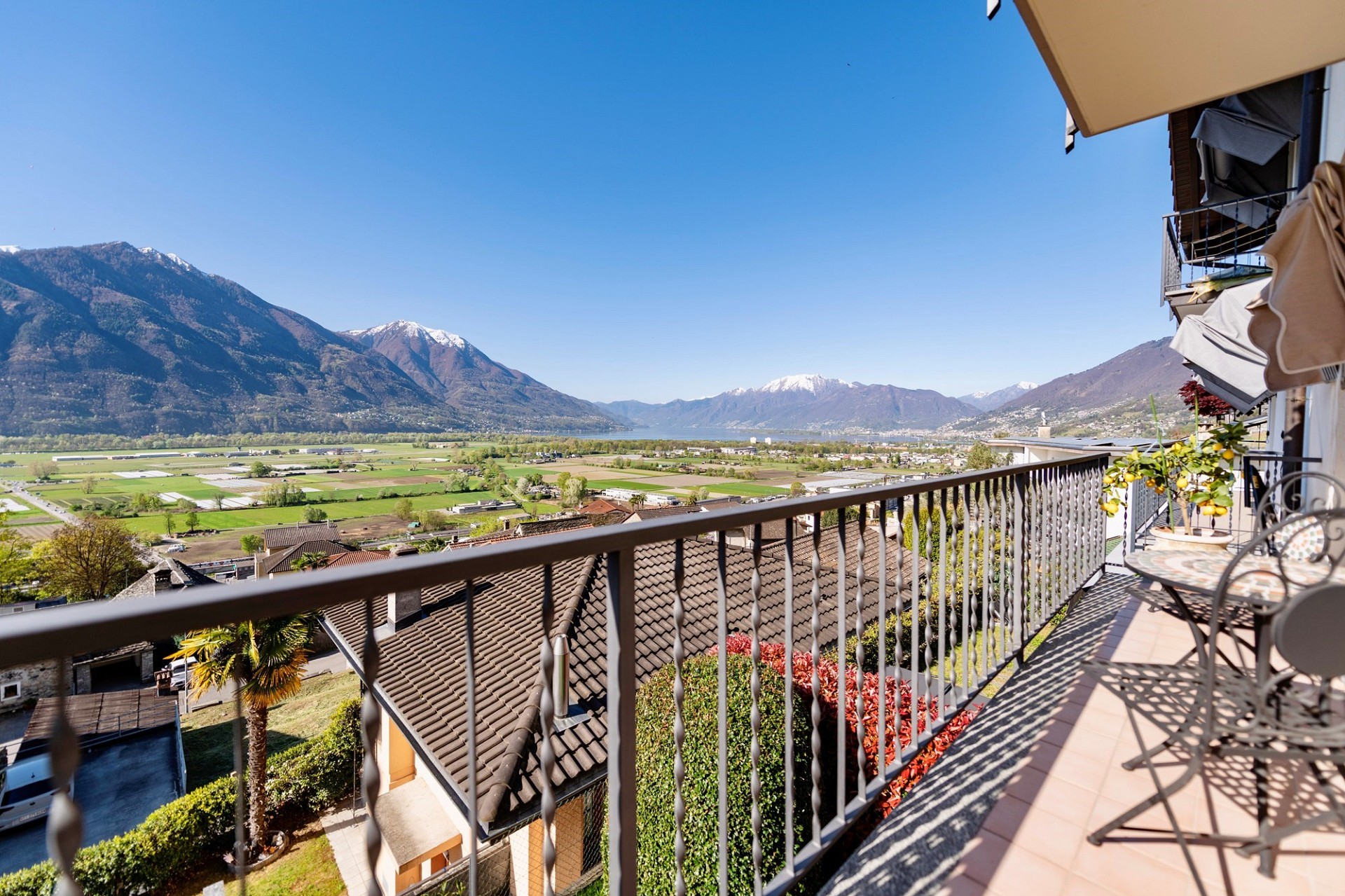 Balkon mit Berg- und Seeblick