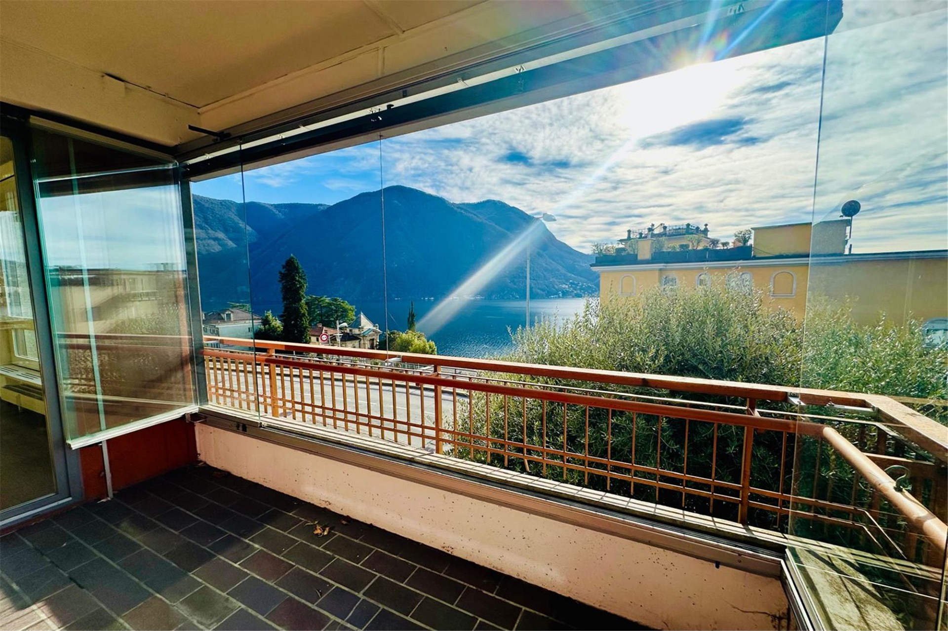 Balkon mit Seeblick und Bergpanorama