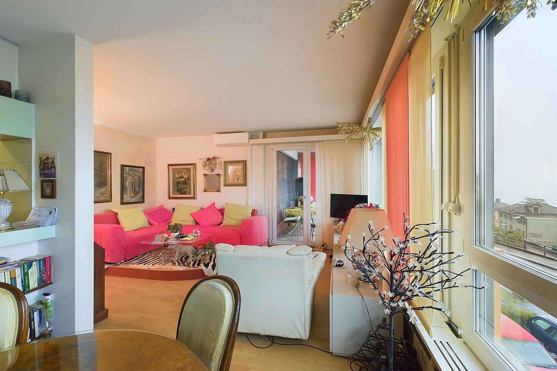 Helles Wohnzimmer mit Balkonblick