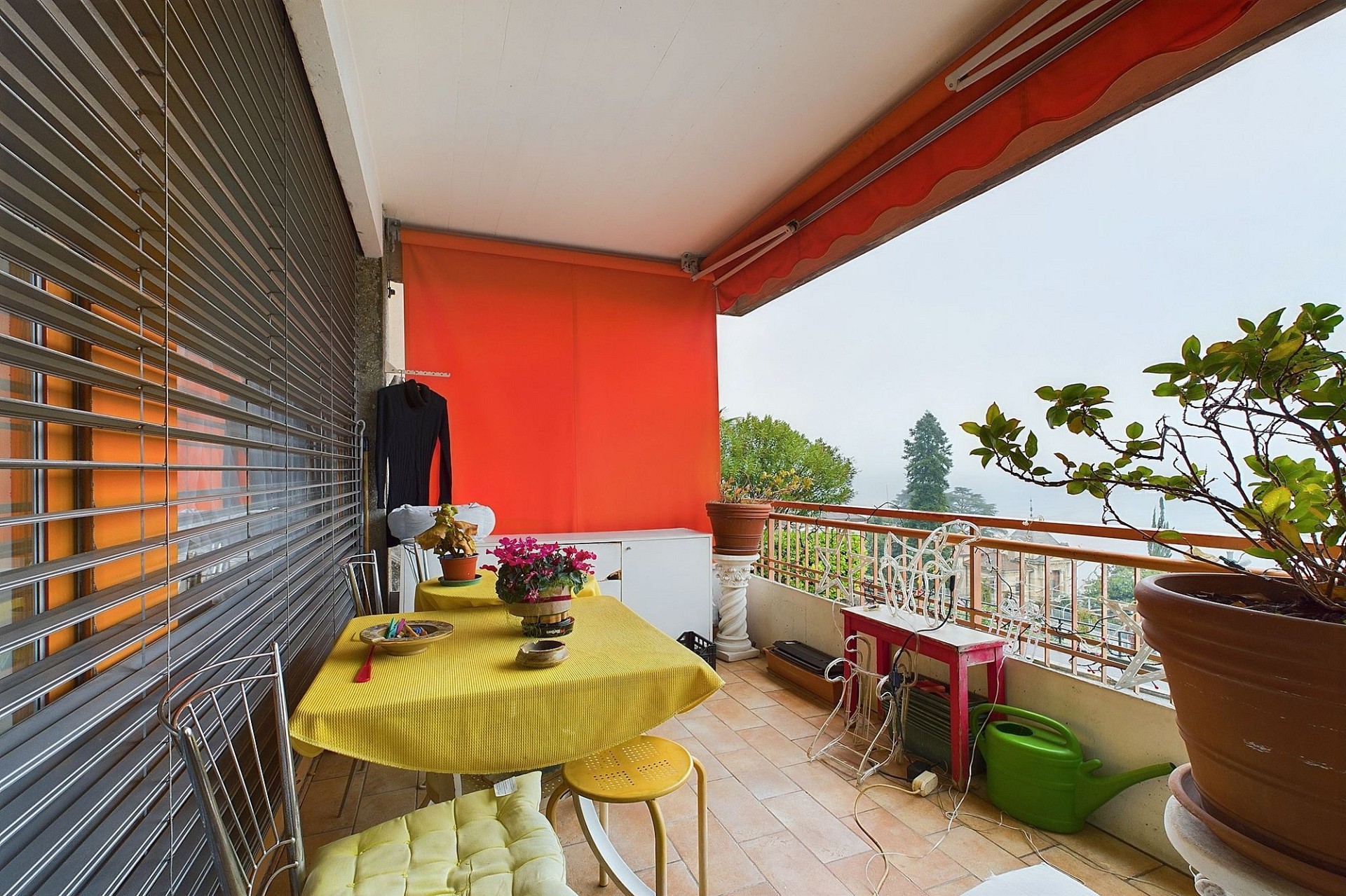 Überdachter Balkon mit Sitzplatz