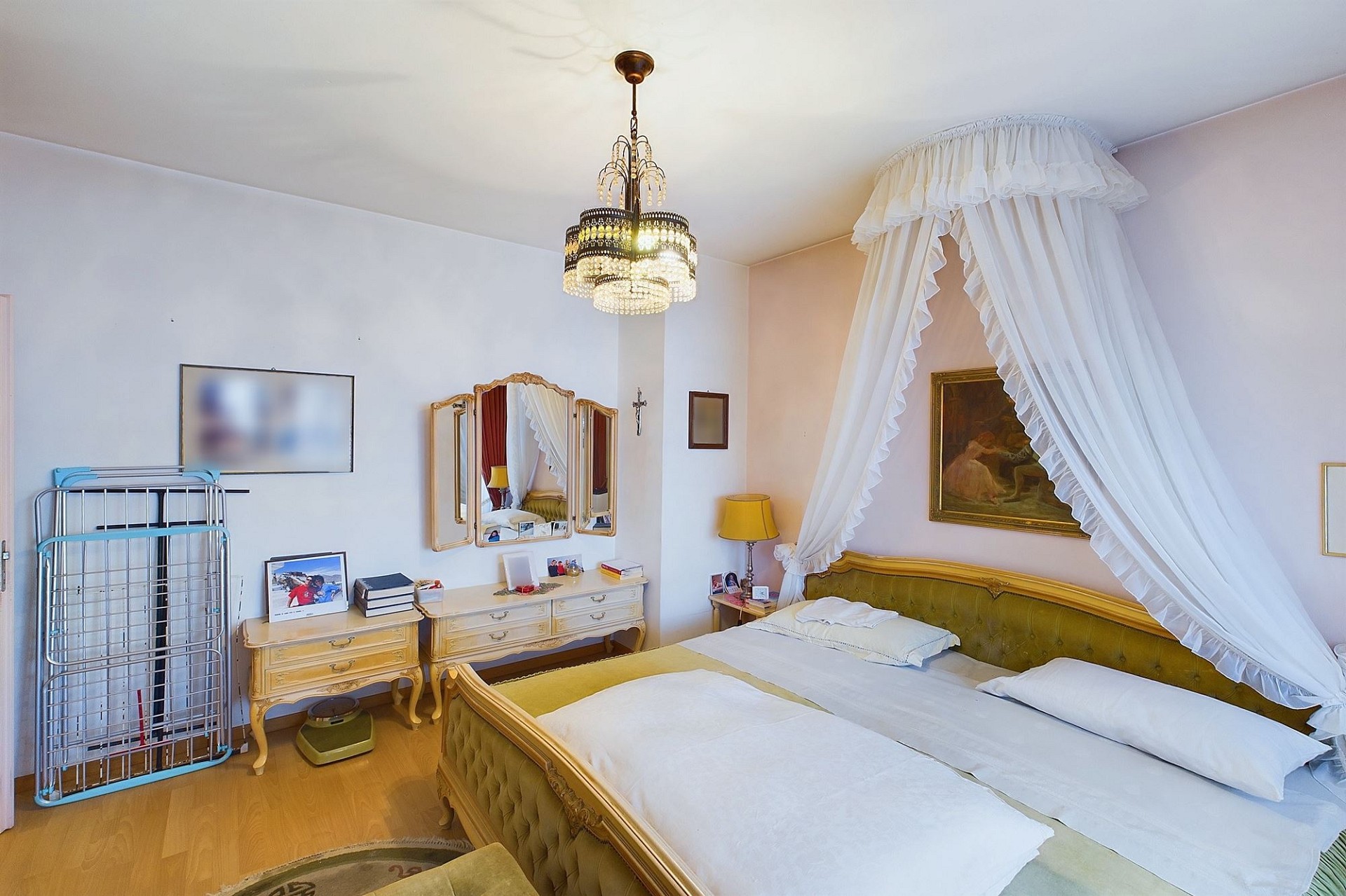 Klassisches Schlafzimmer mit dekorativen Möbeln