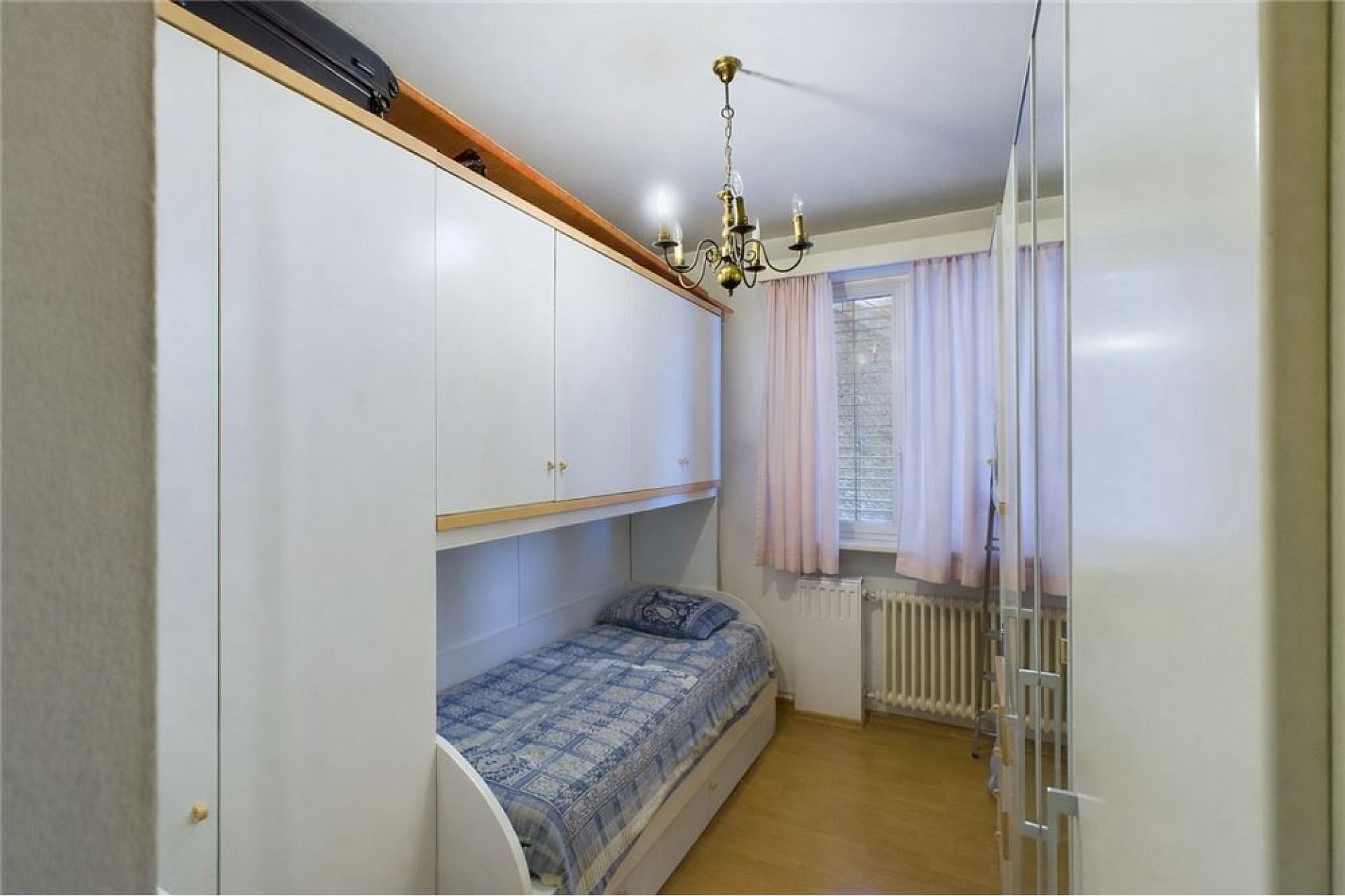 Kleines Schlafzimmer mit Einbauschrank