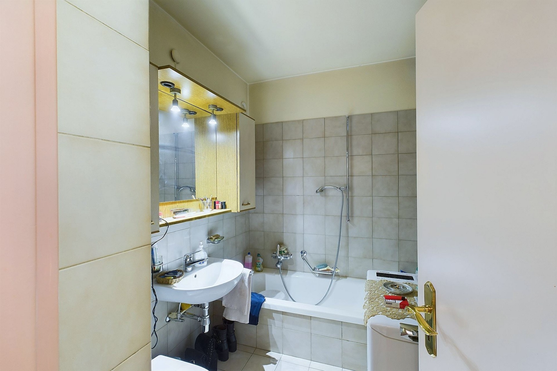 Kompaktes Badezimmer mit Wanne und Waschbecken