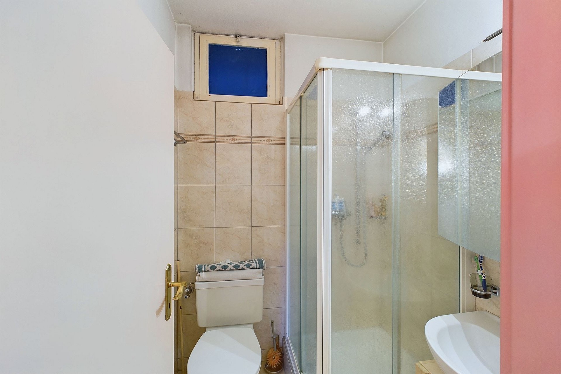 Kleines Badezimmer mit Dusche und WC