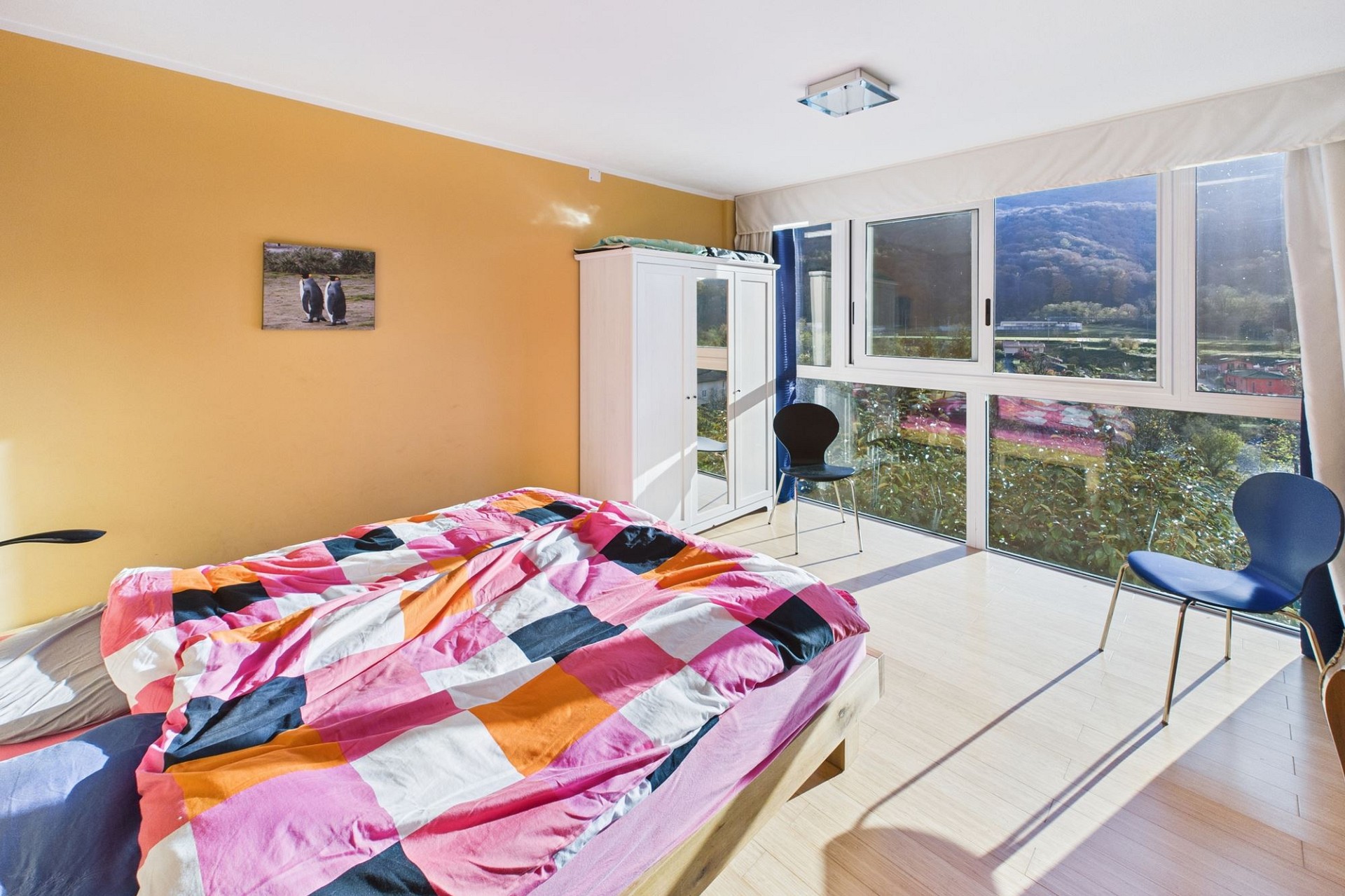 Helles Schlafzimmer mit Bergblick