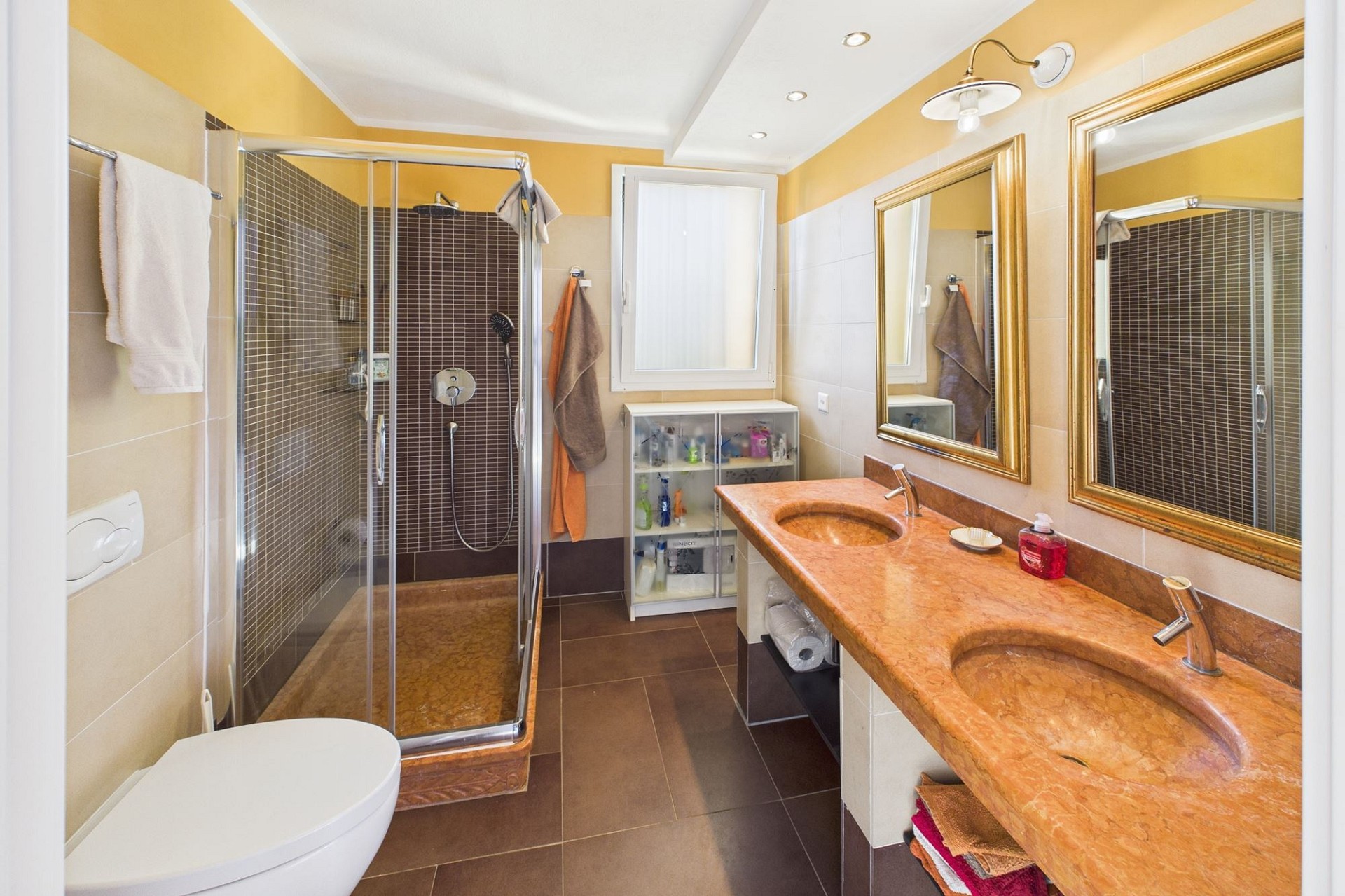 Modernes Bad mit Dusche und Doppelwaschtisch