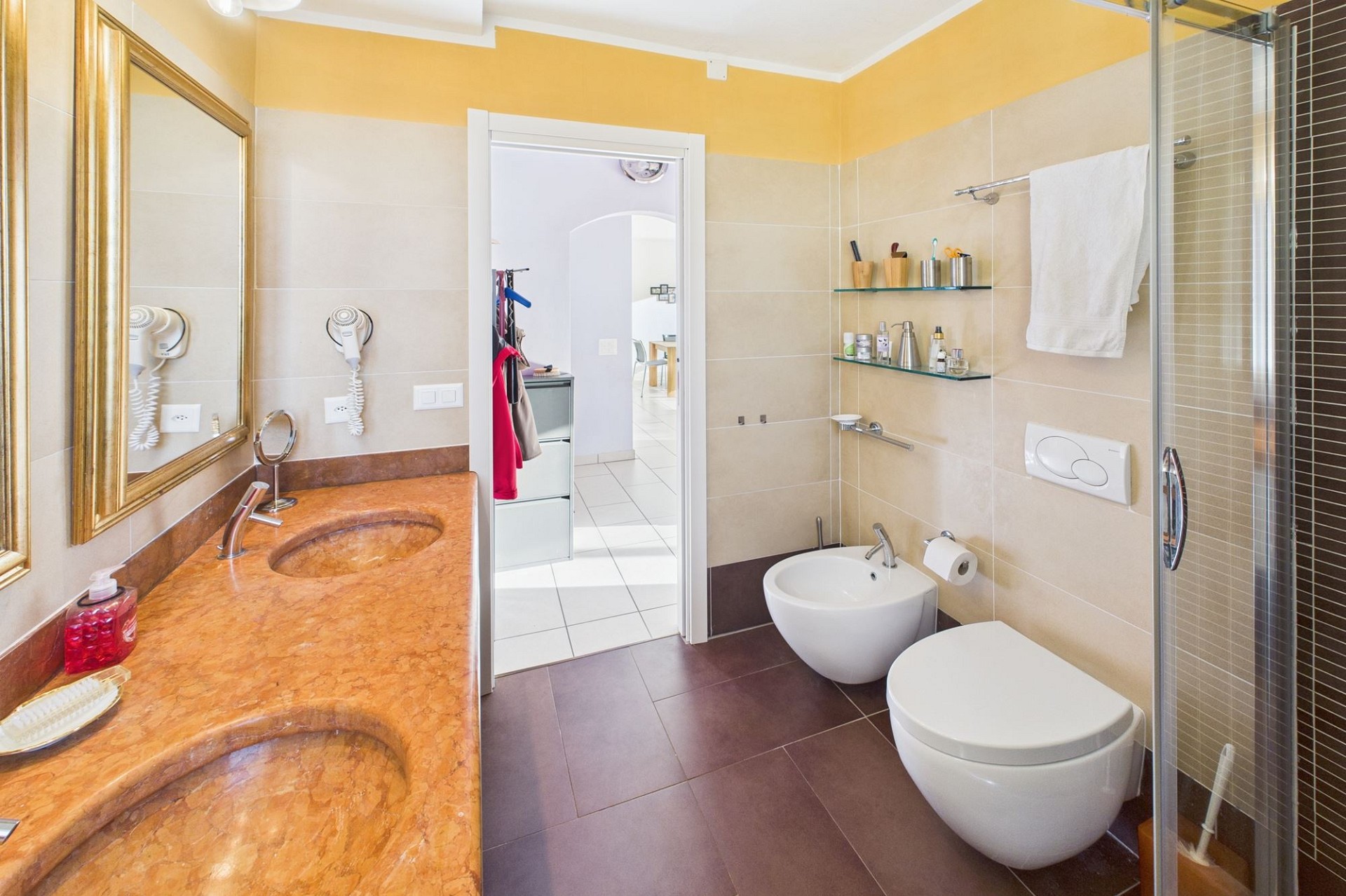 Modernes Badezimmer mit Bidet und Doppelwaschplatz