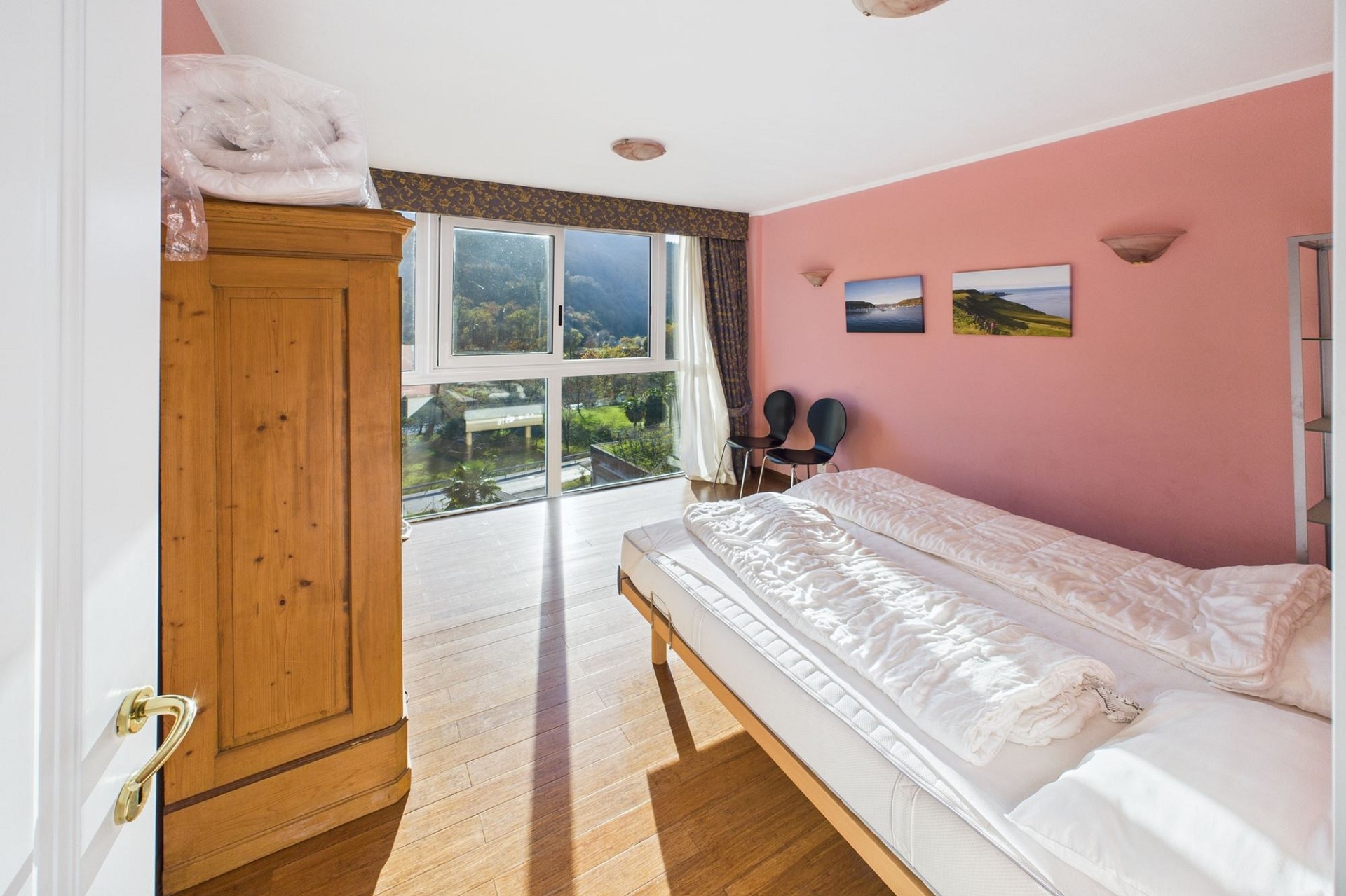 Helles Schlafzimmer mit Balkonblick