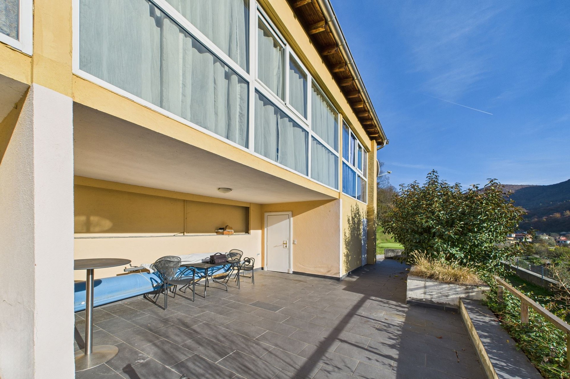 Außenbereich mit Terrasse und Hausfassade