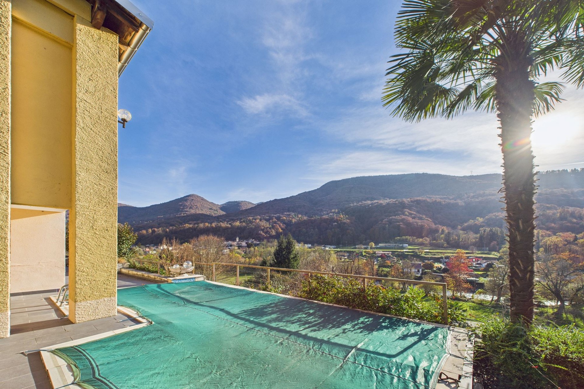 Terrasse mit Bergblick und Poolabdeckung