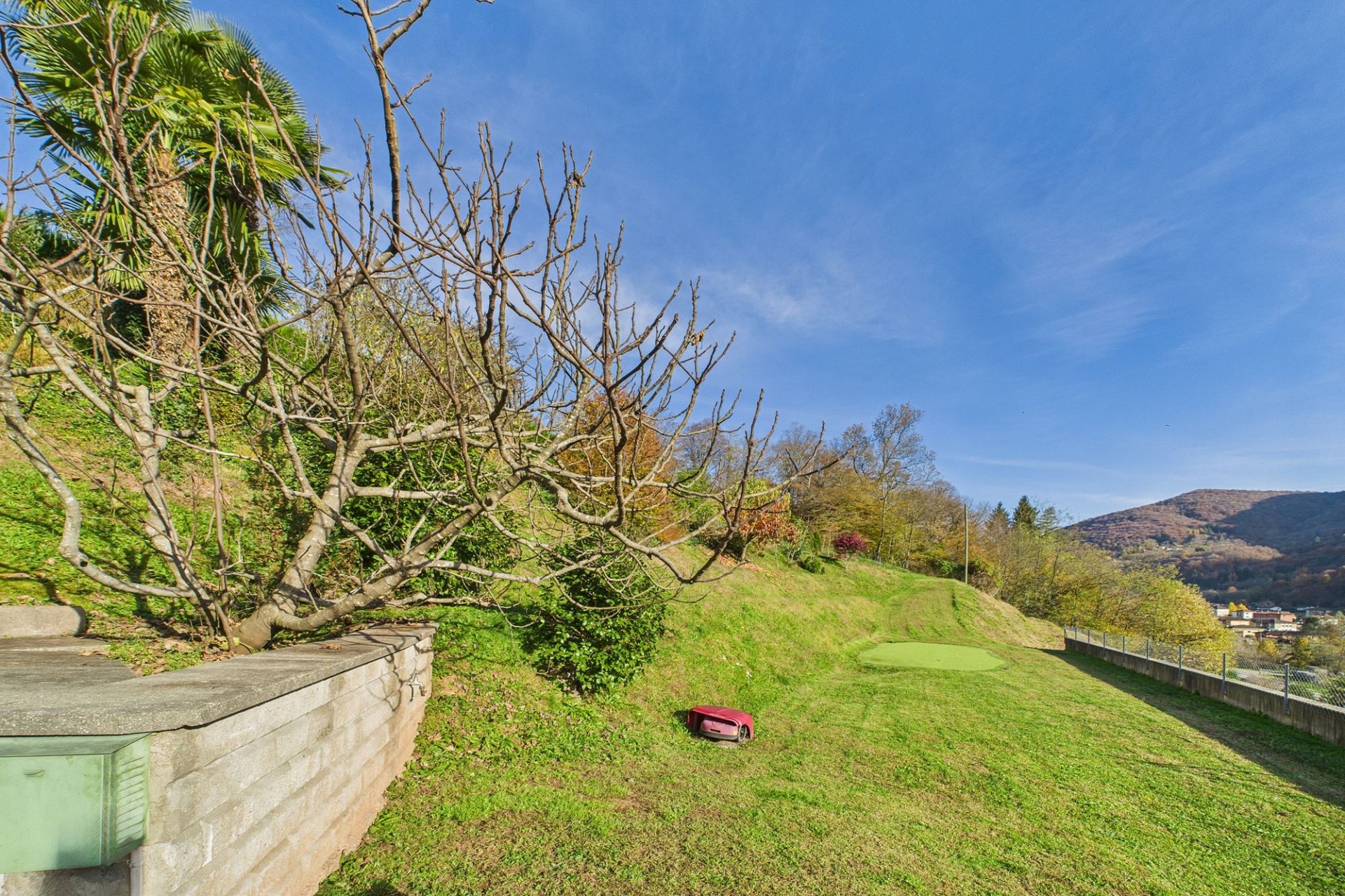 Große Garten- bzw. Hangfläche mit weitem Ausblick