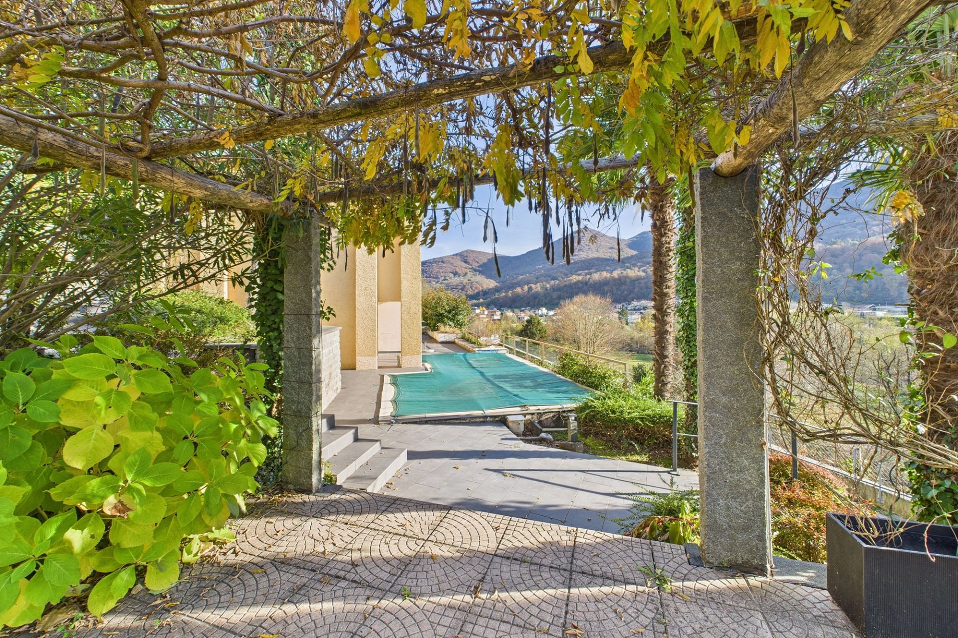 Terrasse mit Pool und Bergblick