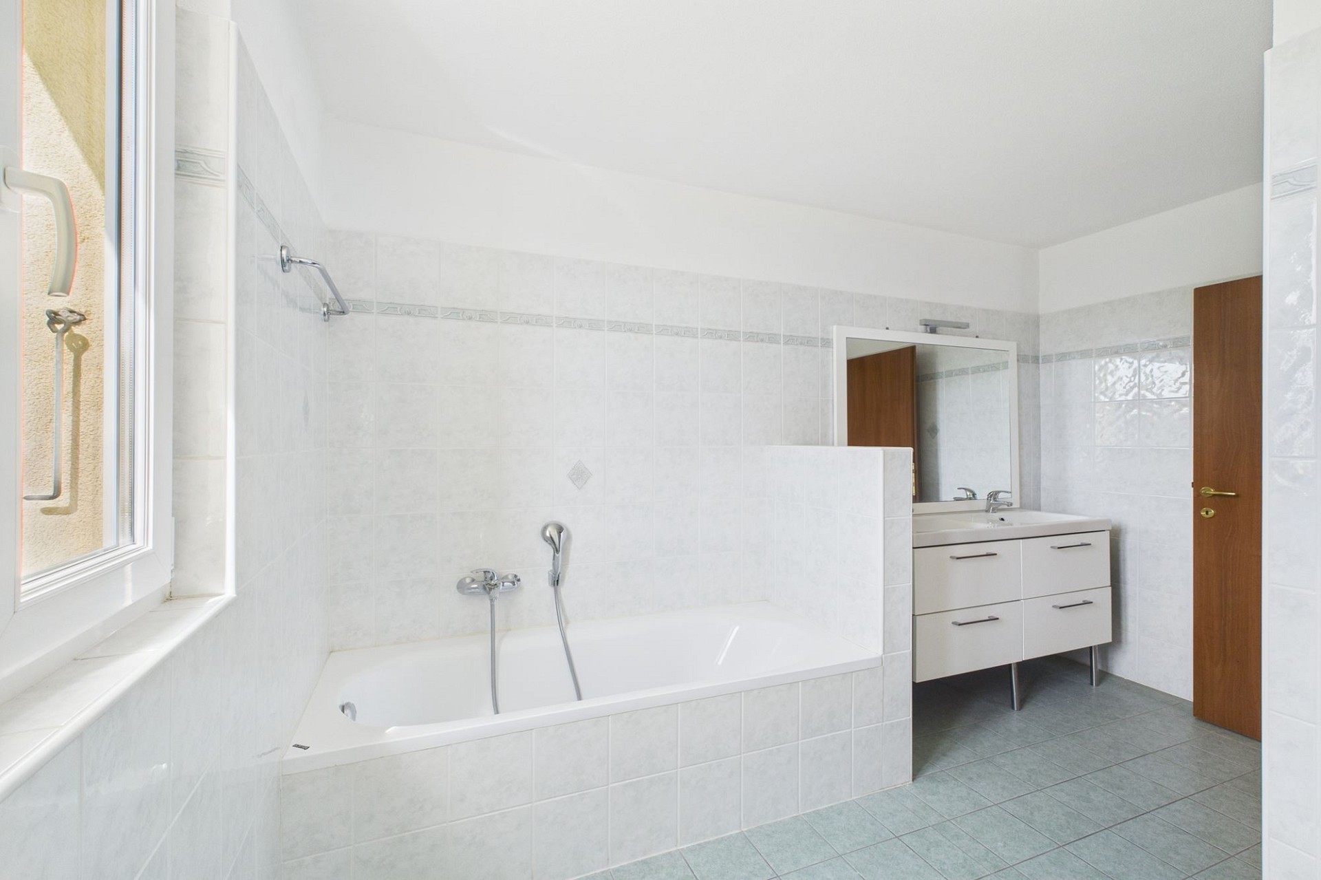 Helles Badezimmer mit Wanne und Waschtisch