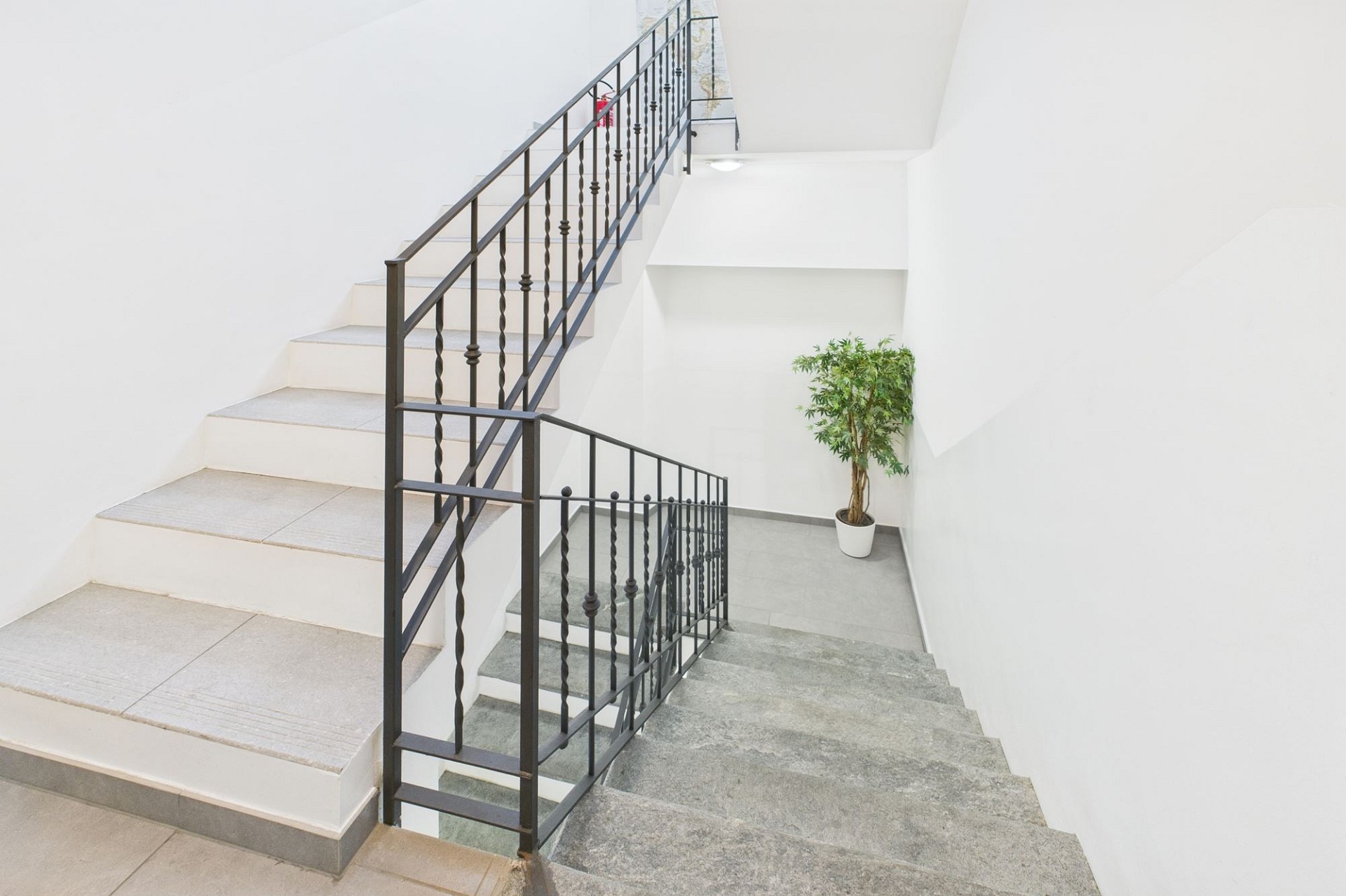 Treppenhaus mit weißem Innenausbau