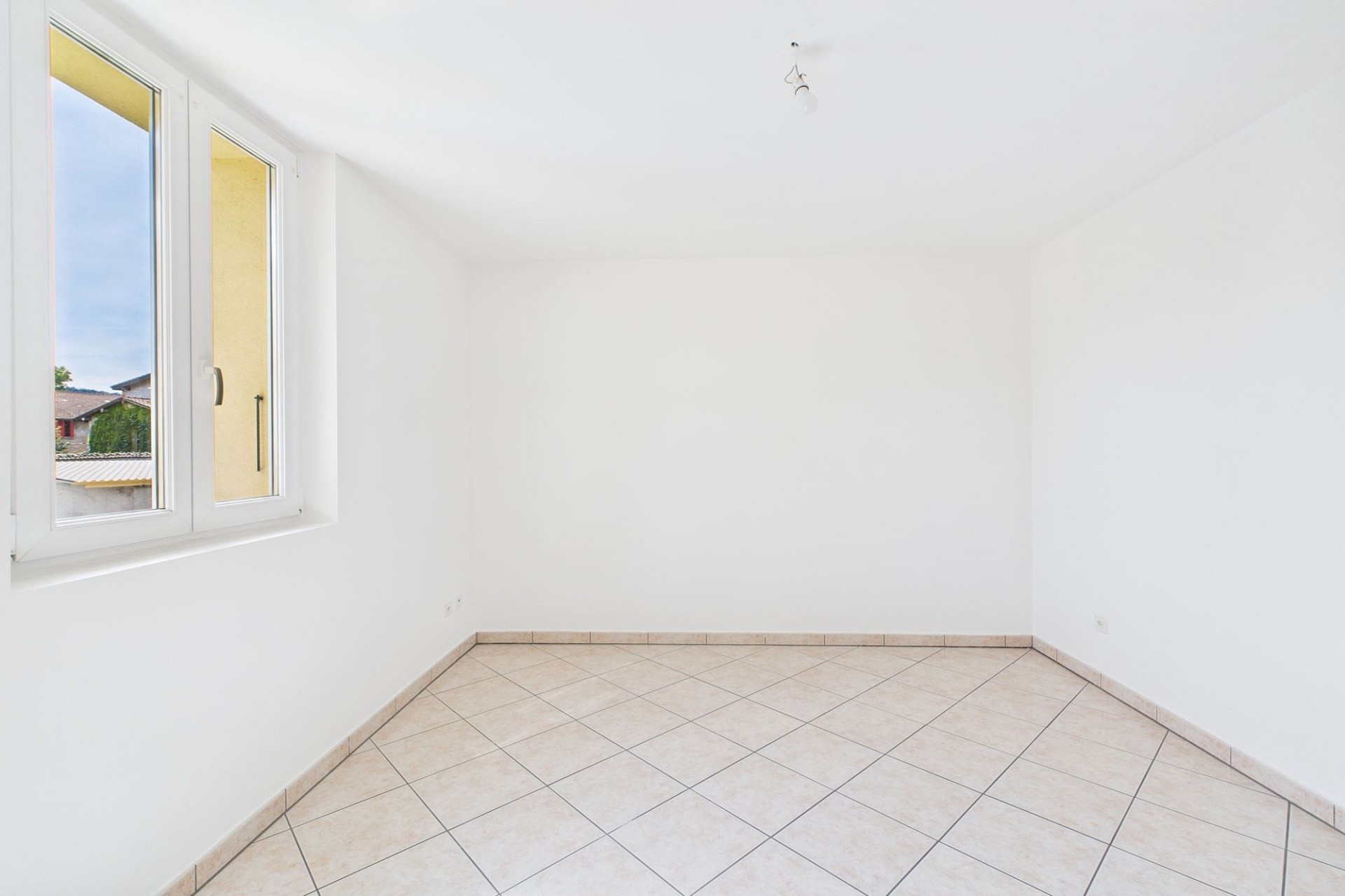 Heller leerer Raum mit Fliesenboden und Fenster