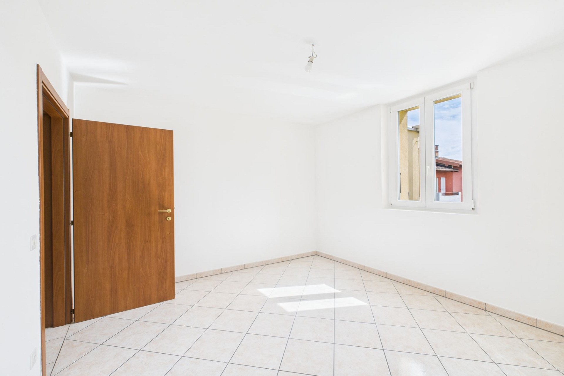 Helles, leerstehendes Zimmer mit Fliesenboden