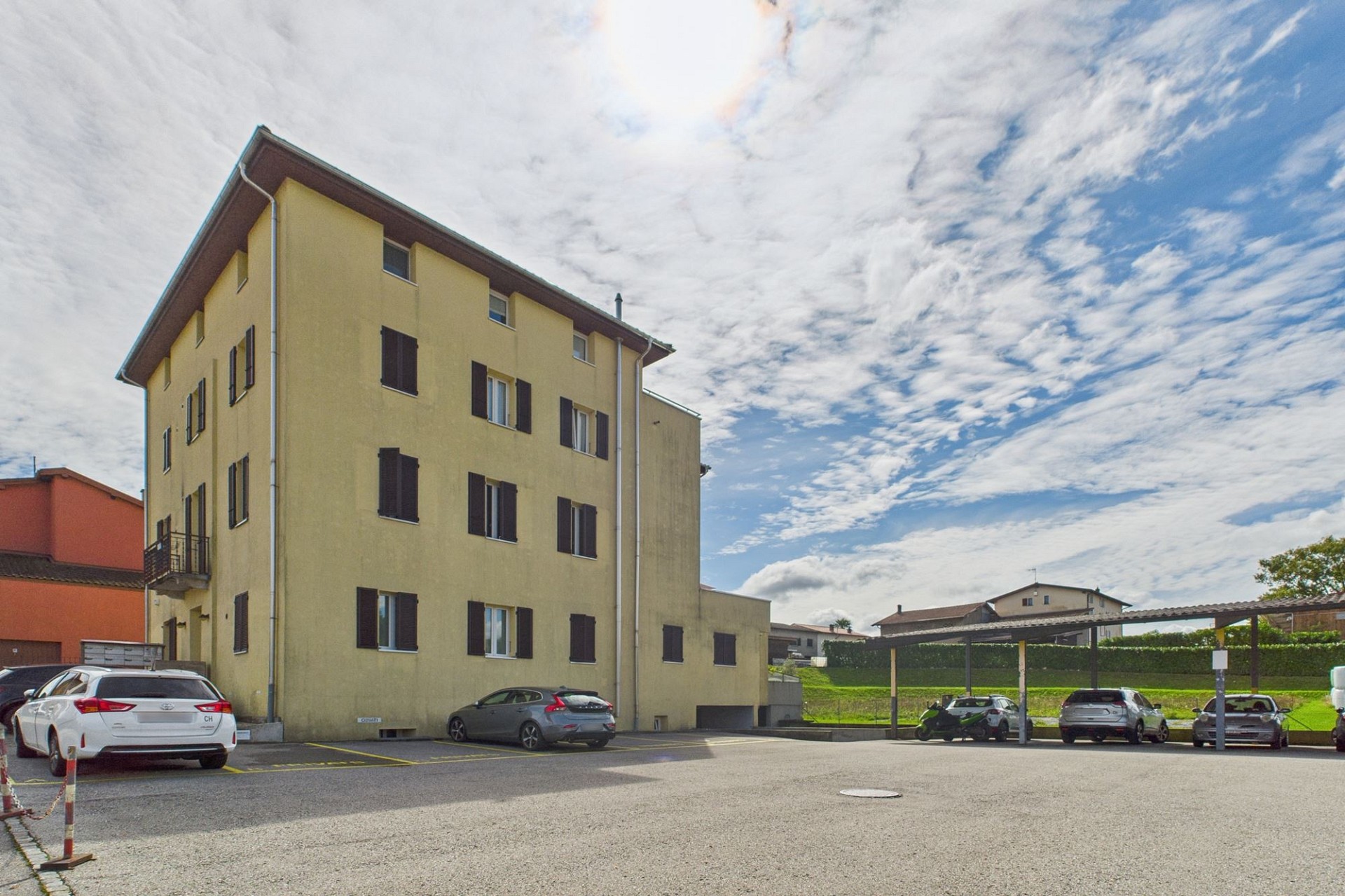 Mehrfamilienhaus mit Parkplatz