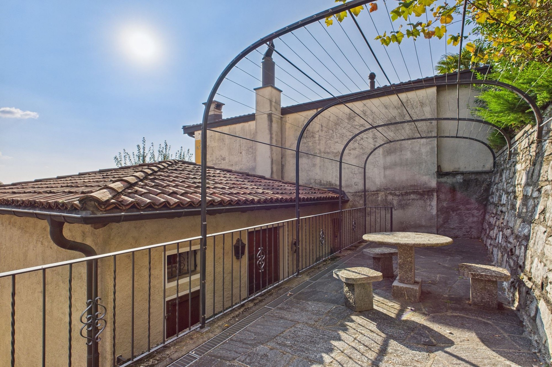 Terrasse mit Pergola und Steinmöbeln