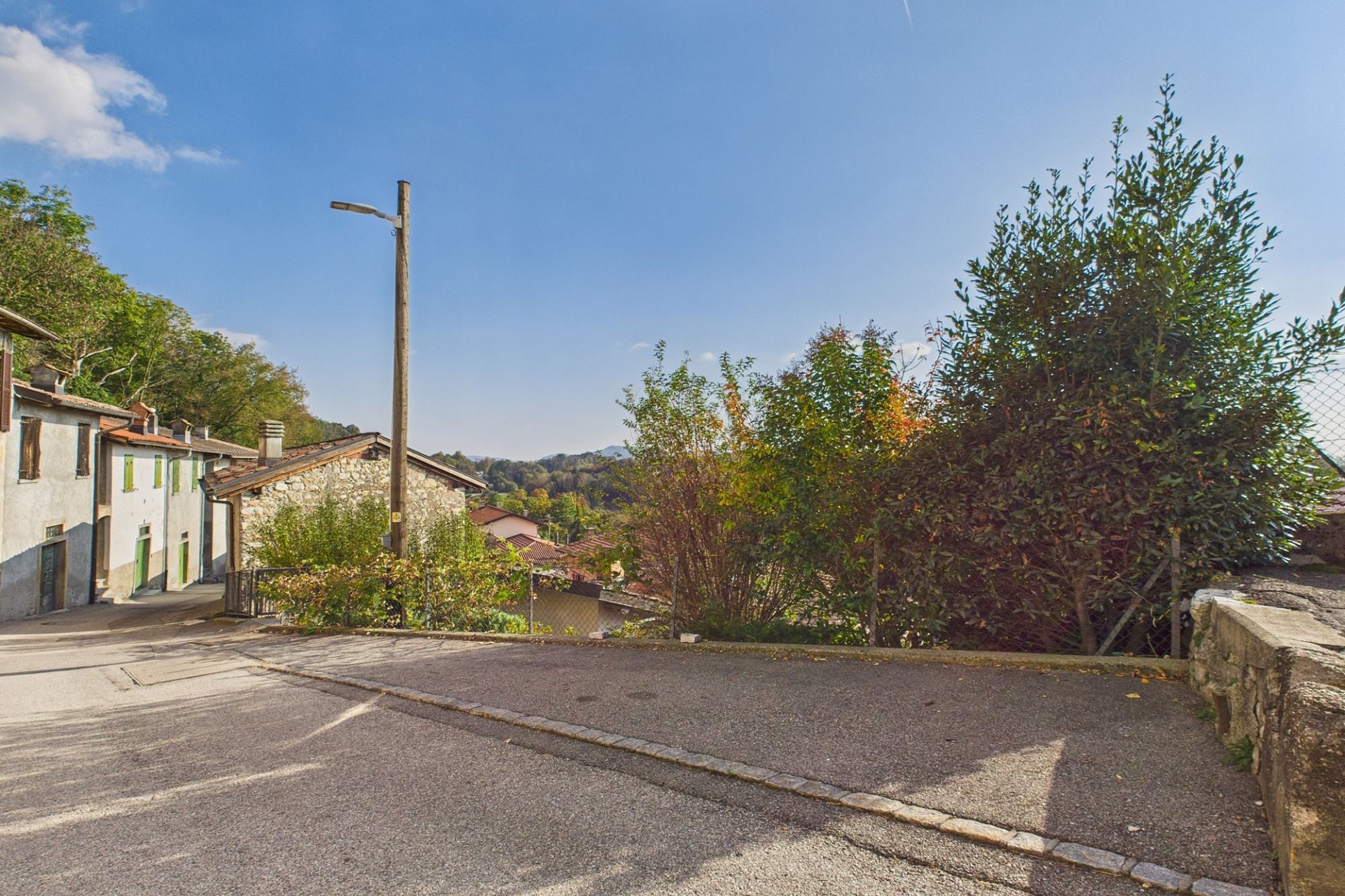 Hügelige Wohnstraße mit Blick ins Grüne