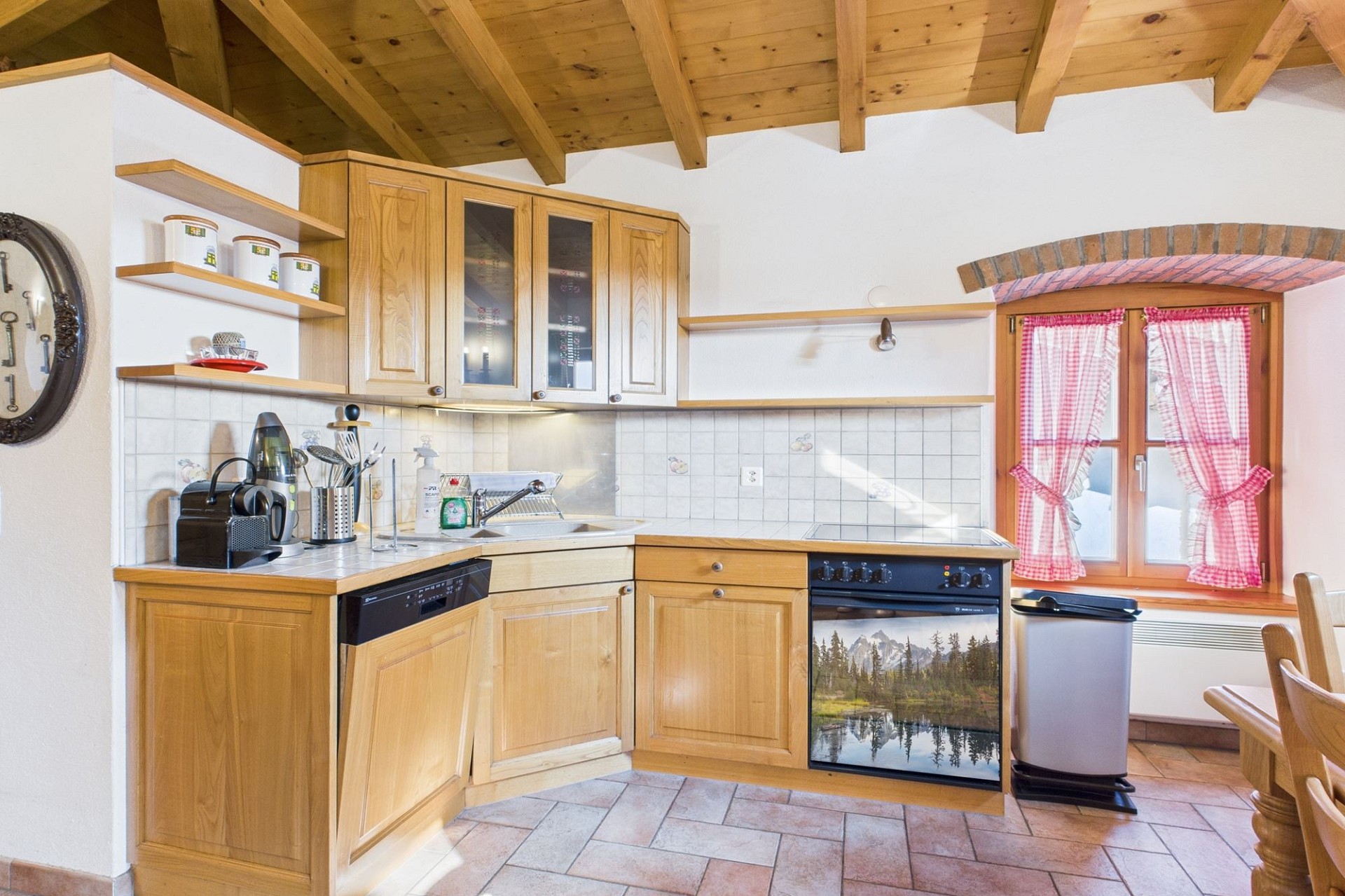 Rustikale Landhausküche mit Holzdecke