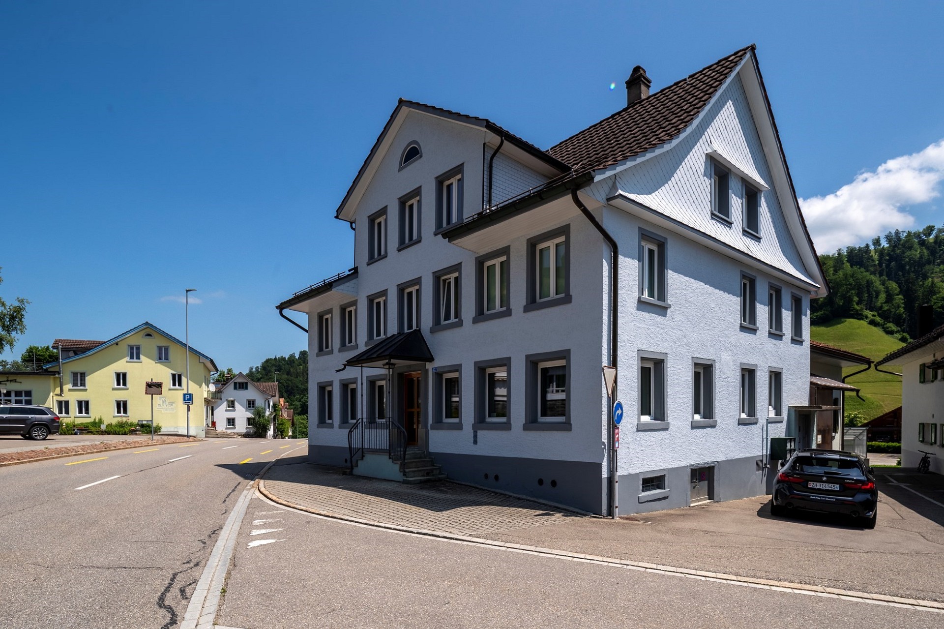 Wohnhaus an Straßenecke
