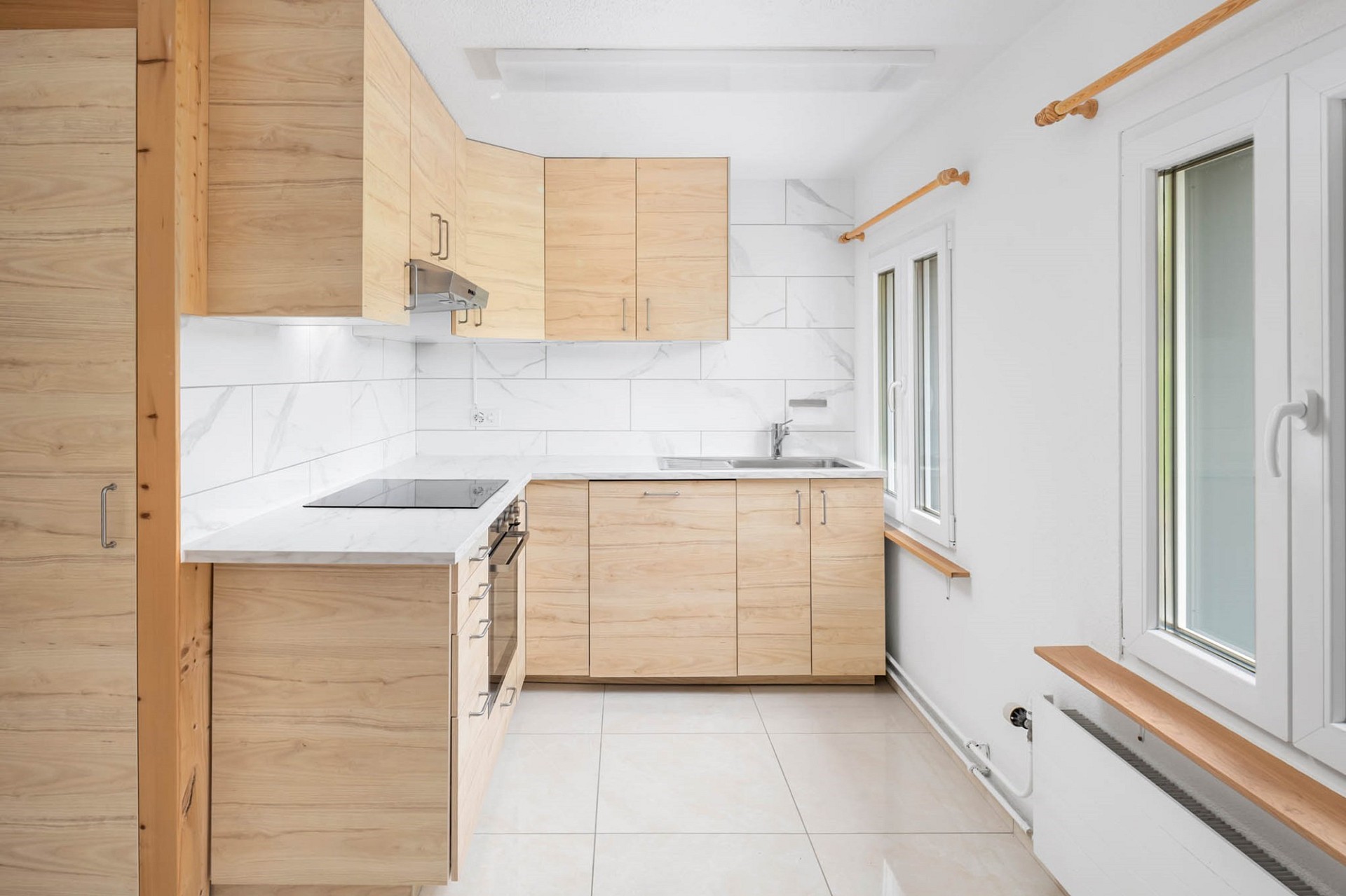 Helle, moderne Küche mit Holzfronten