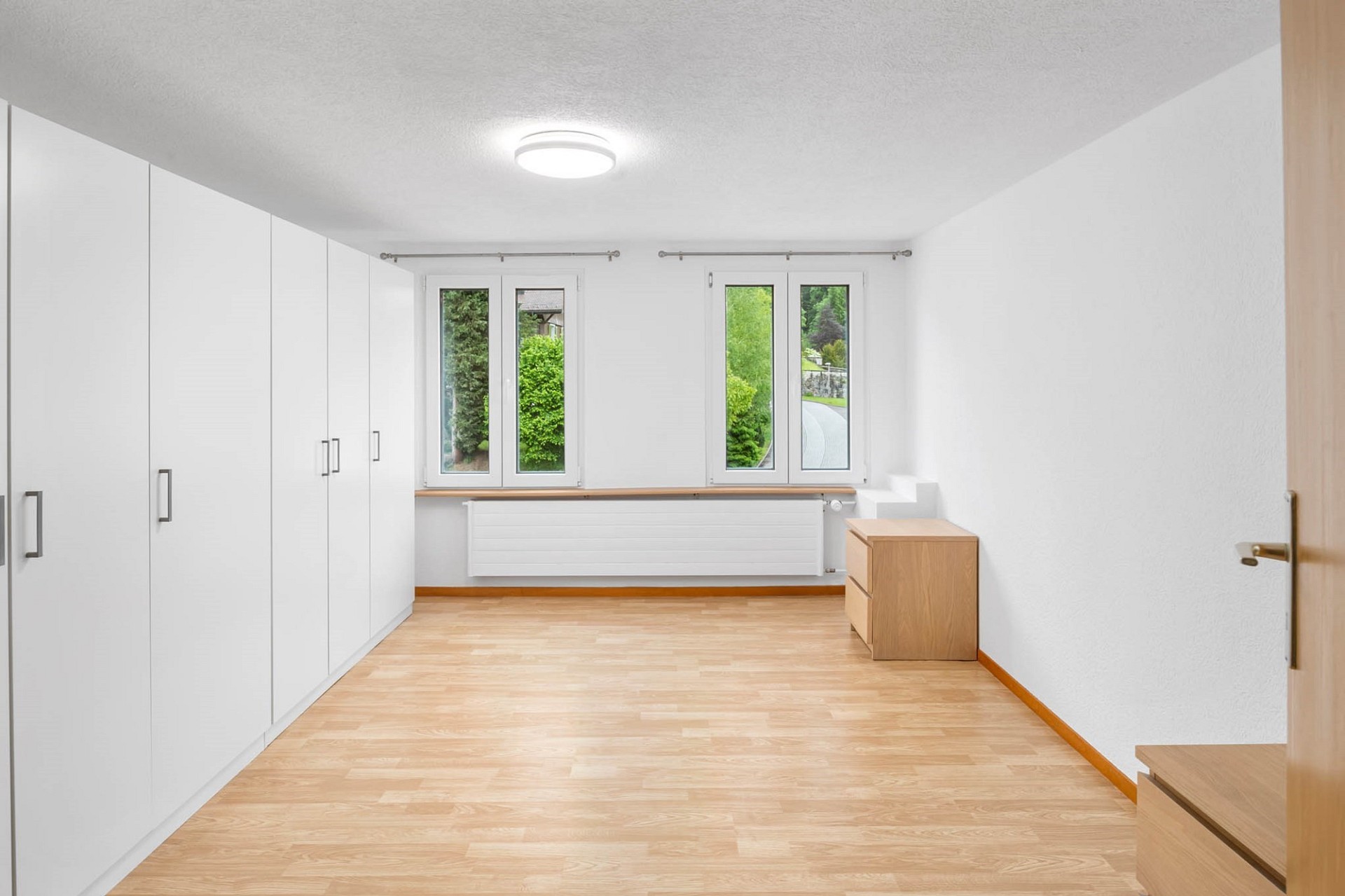 Helles Schlafzimmer mit Einbauschränken