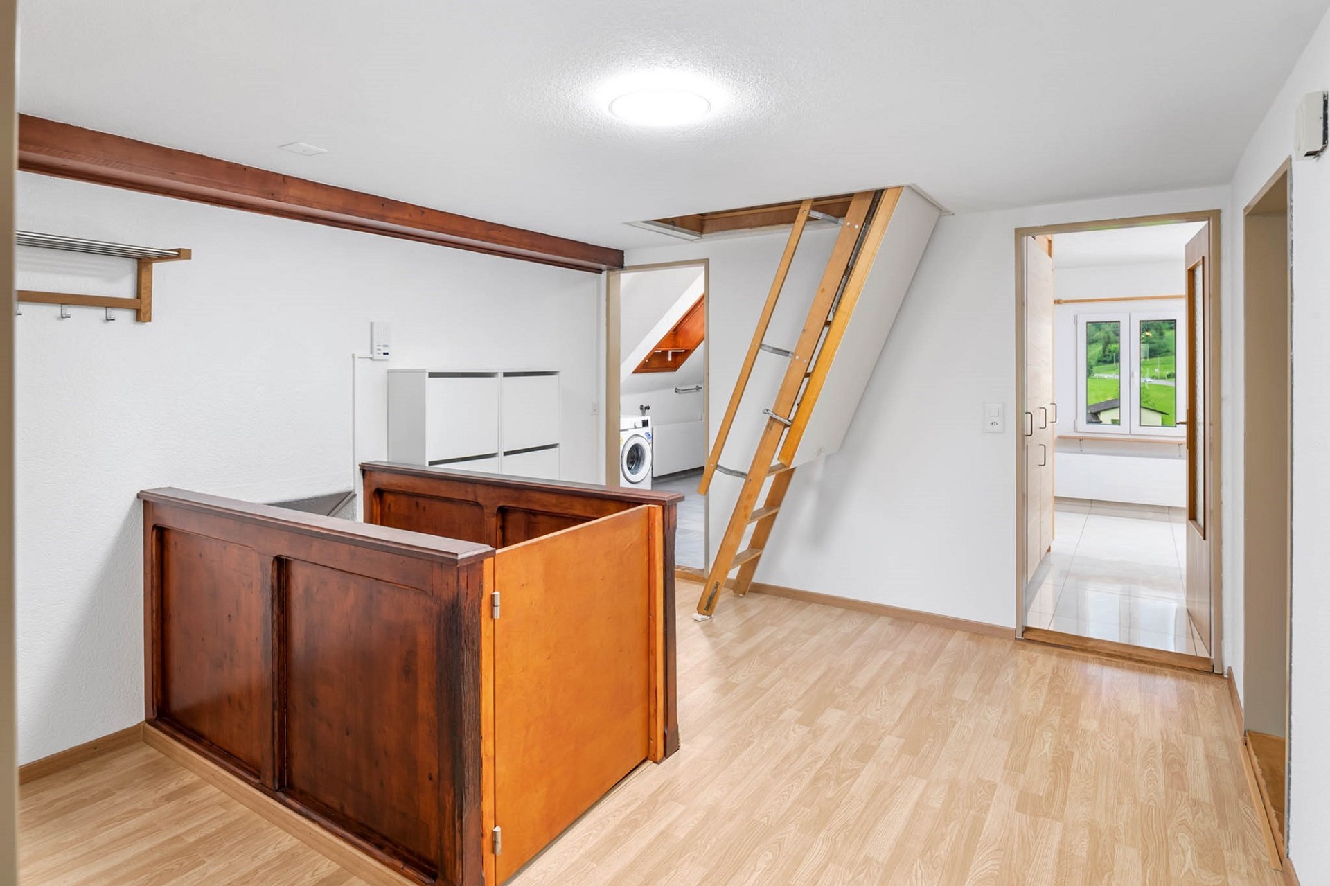 Ausgebauter Dachbodenflur mit Zugang zu Nebenräumen
