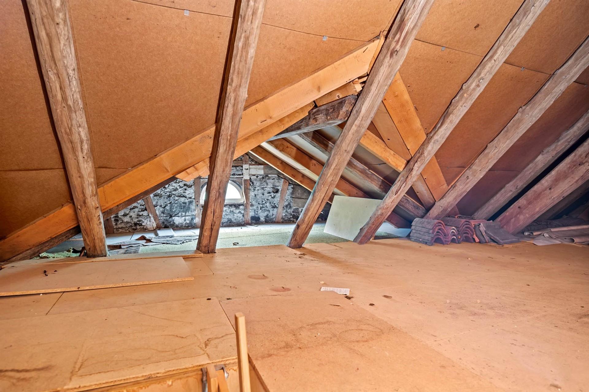 Unausgebauter Dachboden mit sichtbarer Dachkonstruktion