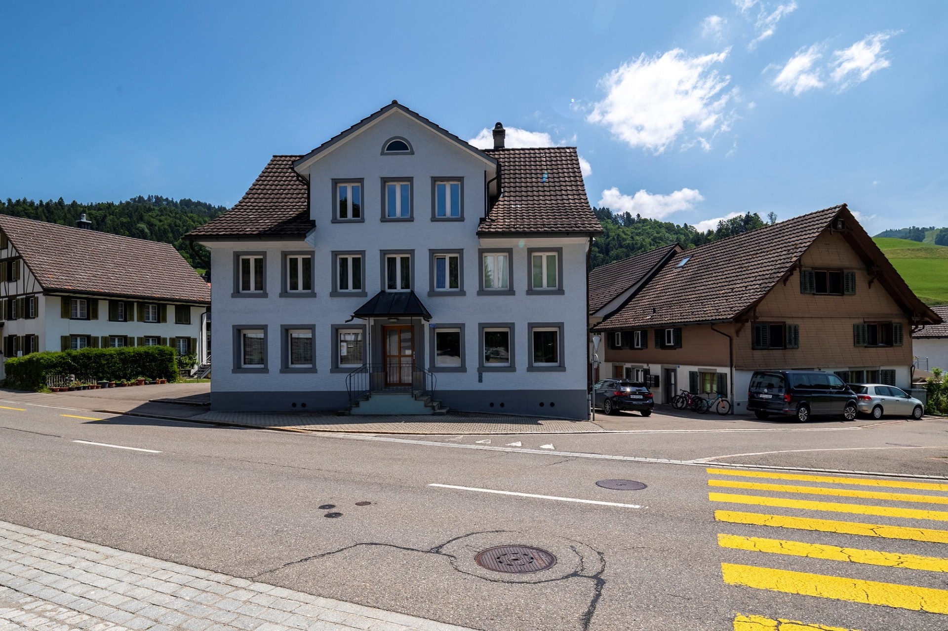 Wohnhausfassade in ländlicher Umgebung