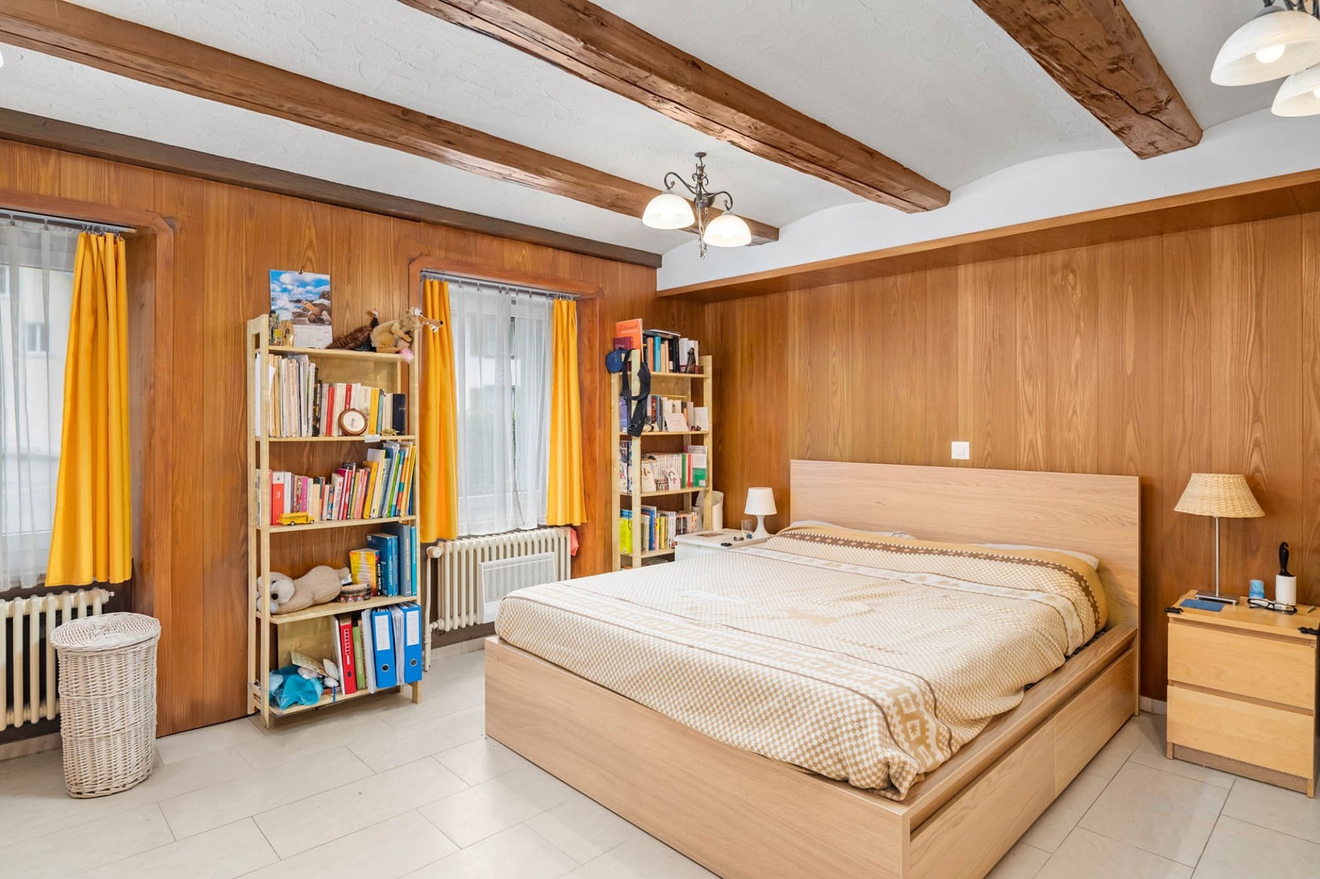 Helles Schlafzimmer mit Holzausstattung