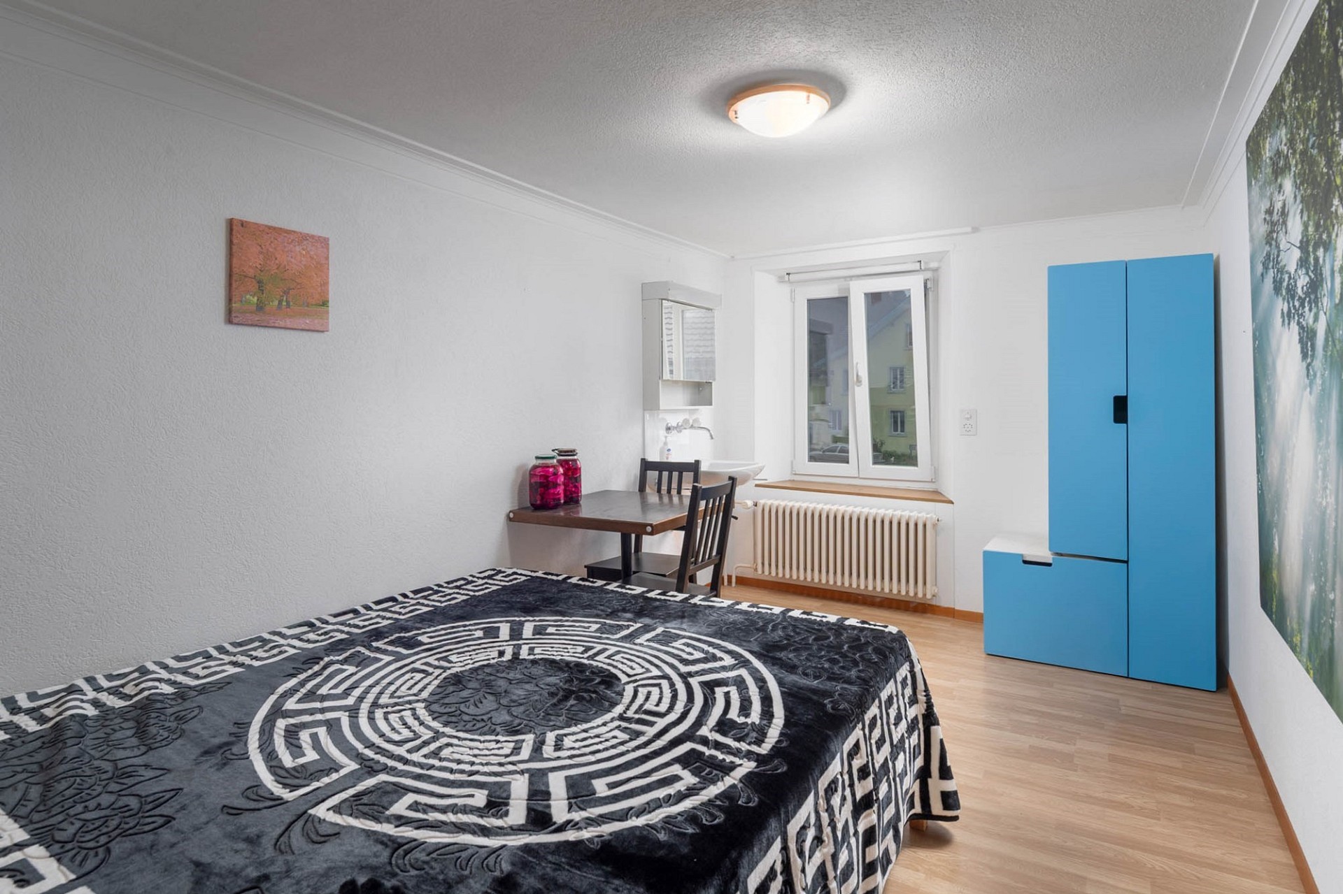 Schlichtes Schlafzimmer mit Doppelbett
